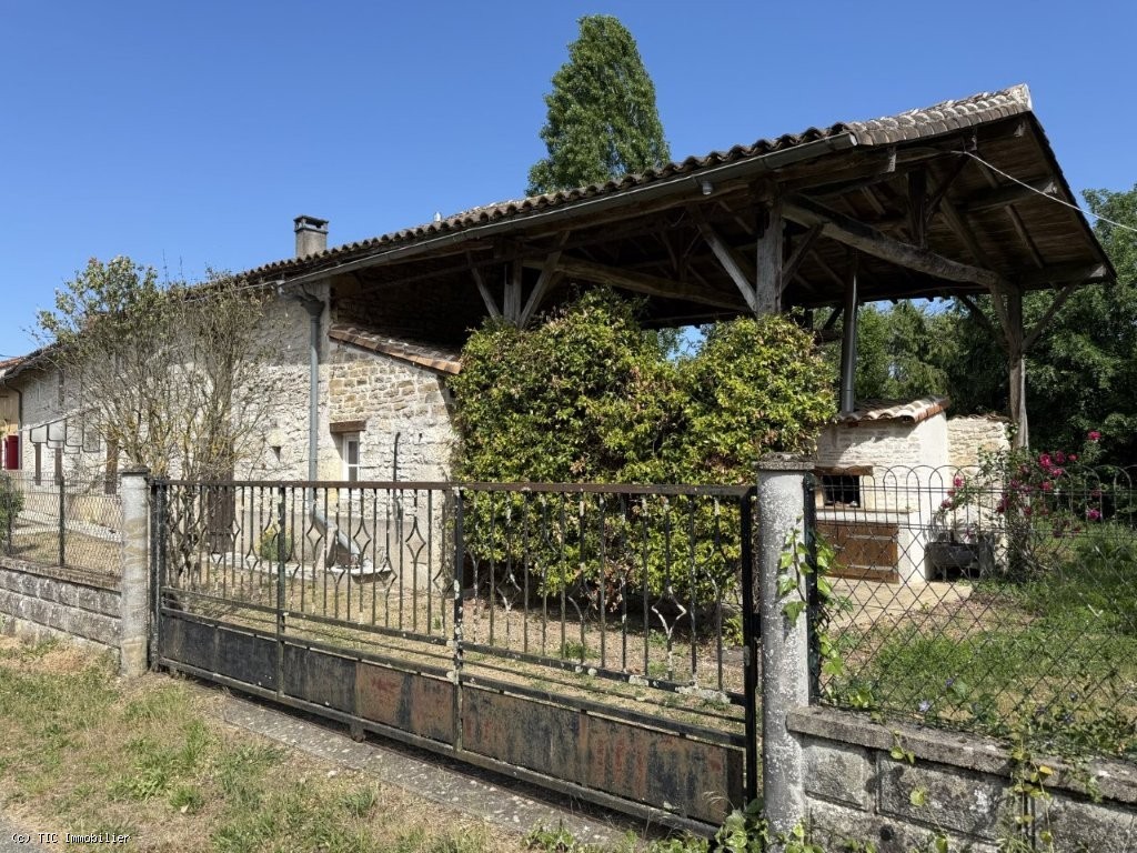 3 bedroom House in Ruffec, France – r7480
