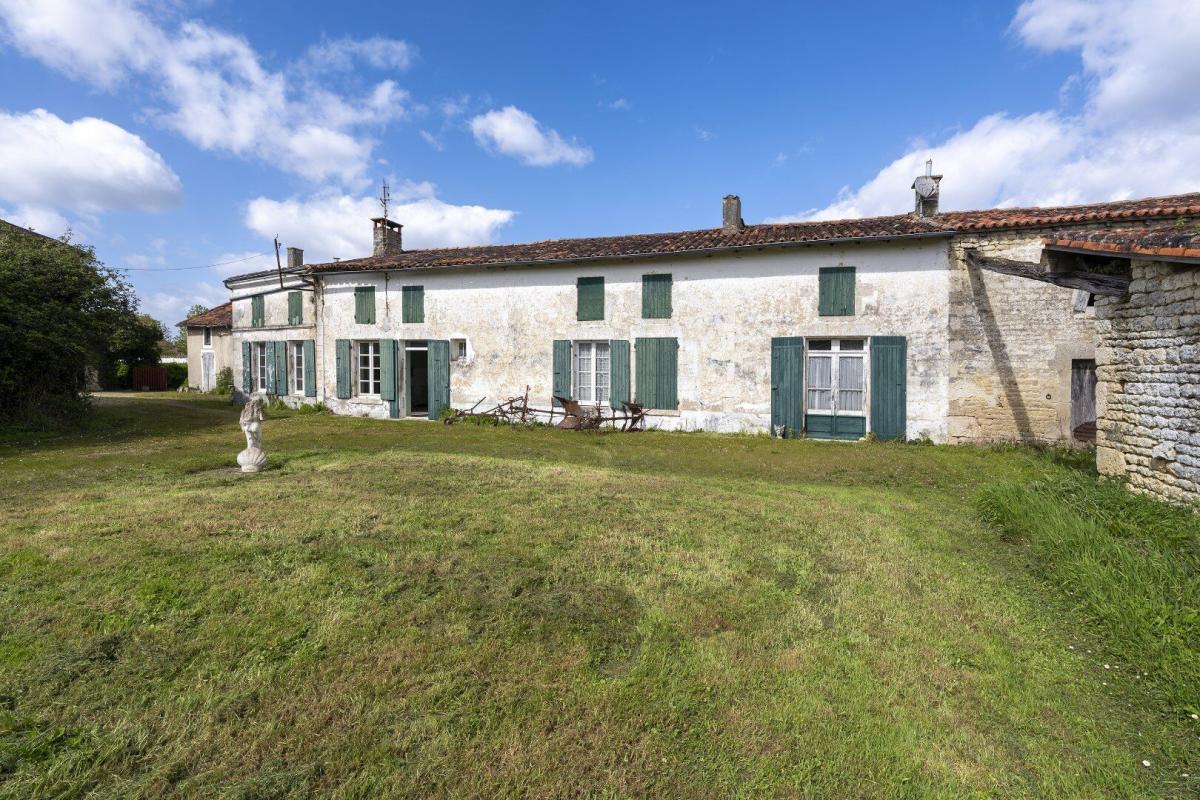 7 bedroom maison de village in Coivert, Charente-Maritime, France