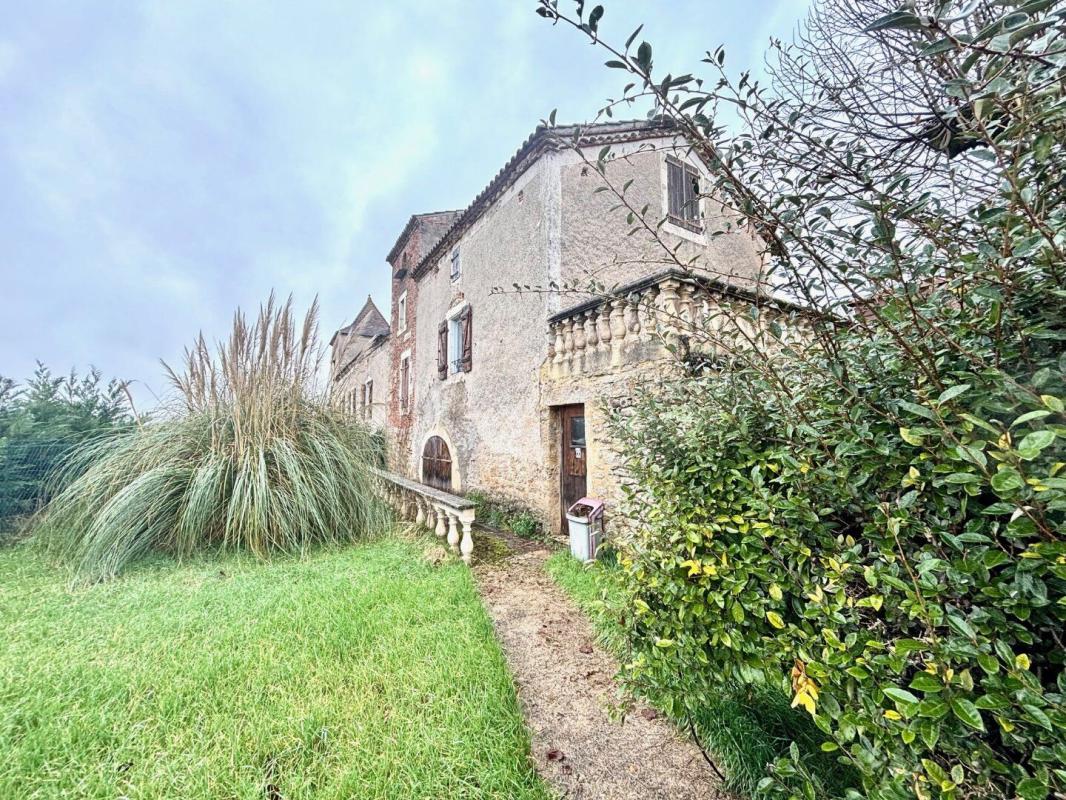 6 bedroom corps de ferme in Lamagdelaine, Lot, France