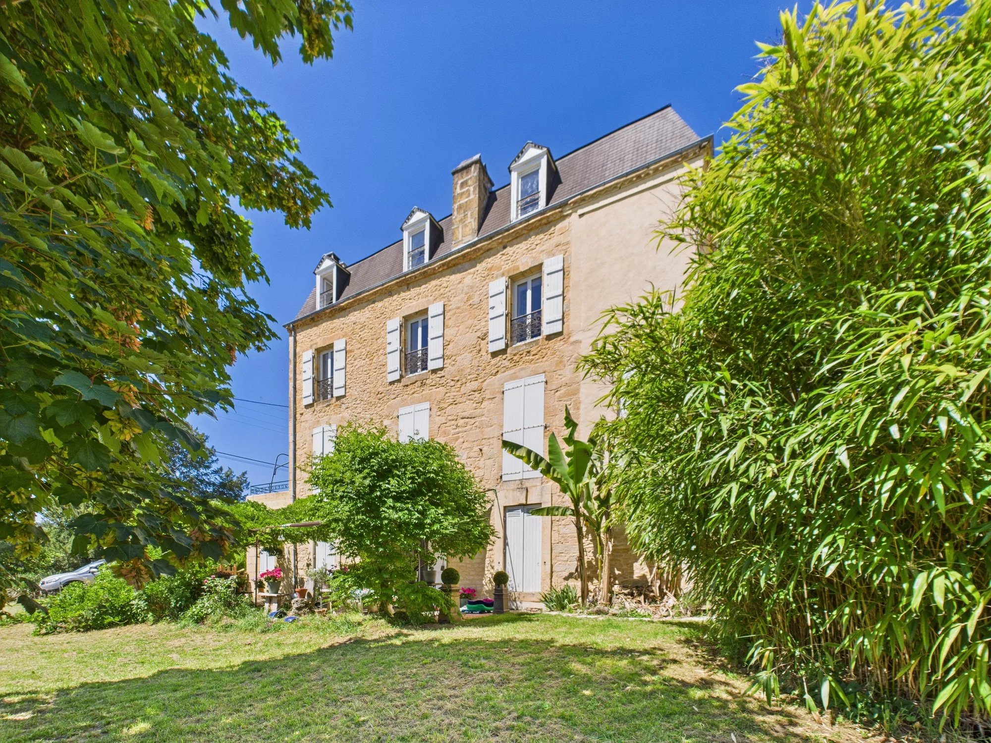 High-Yield Multi-Unit Investment Property with Apartments & Garages | Sarlat-la-Canéda, Dordogne, Aquitaine – France – BVI74836