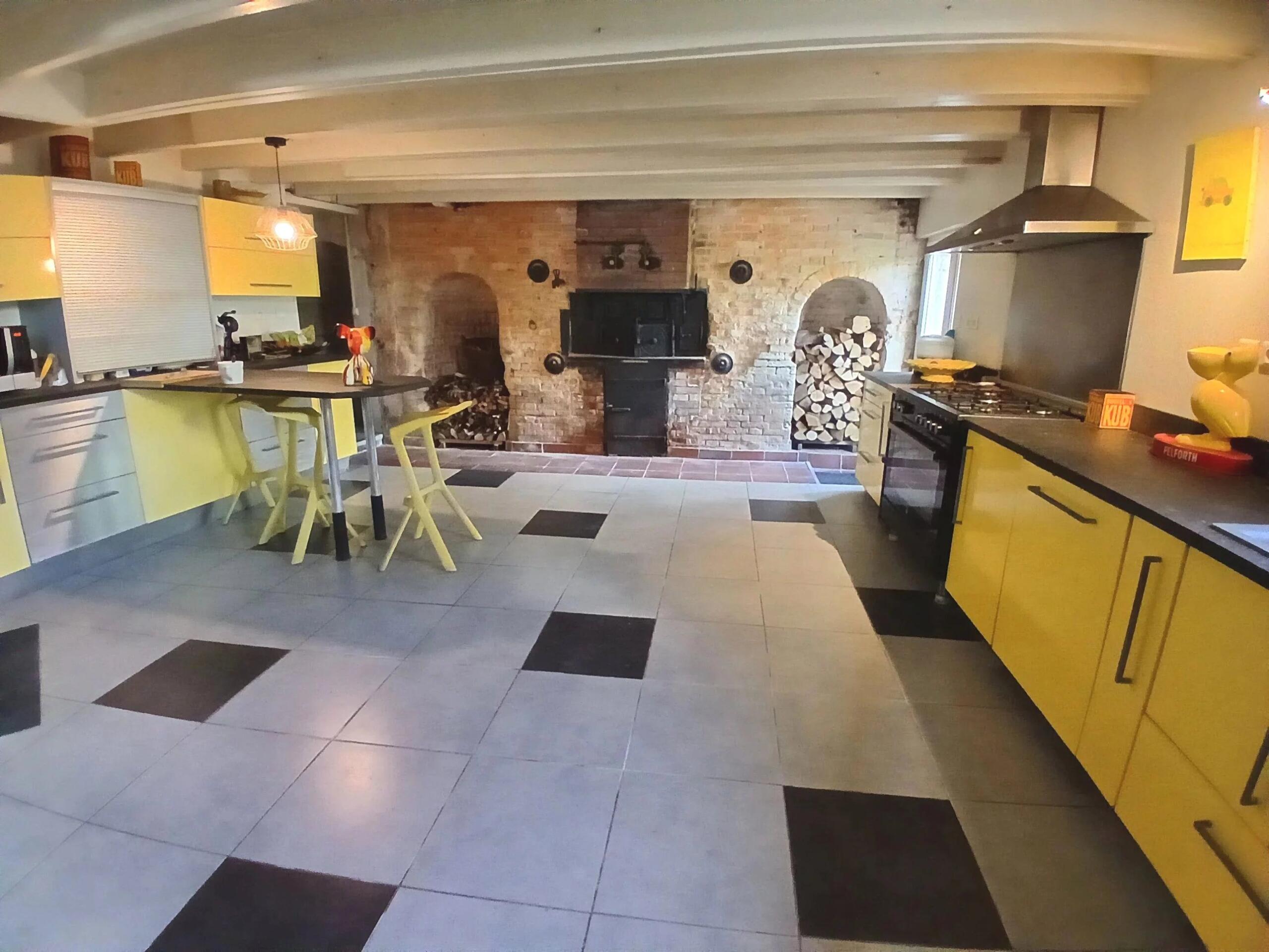 8 bedroom stone house, 3 guest houses, swimming pool and income potential, Aquitaine – France – BVI84791