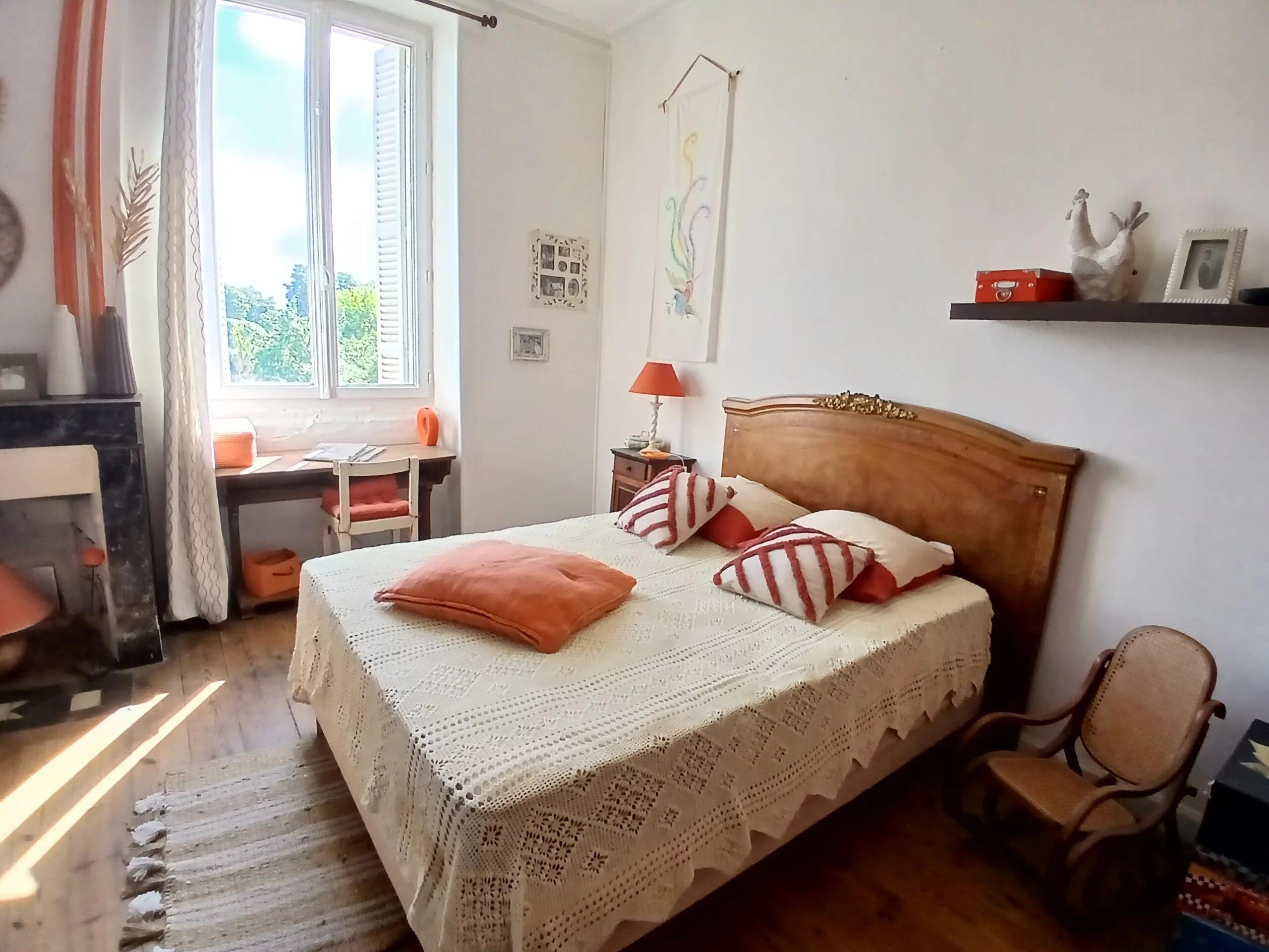 8 bedroom stone house, 3 guest houses, swimming pool and income potential, Aquitaine – France – BVI84791