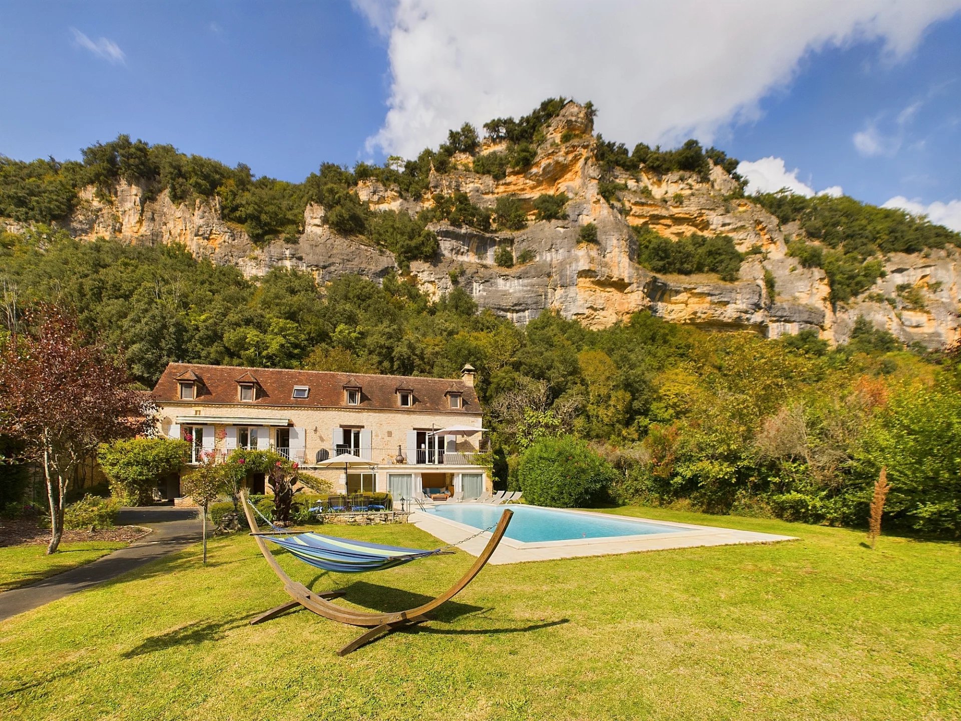 Stunning Riverside Villa with Pool, 4 Bedrooms, La Roque-Gageac, Dordogne, Aquitaine – France – BVI73814