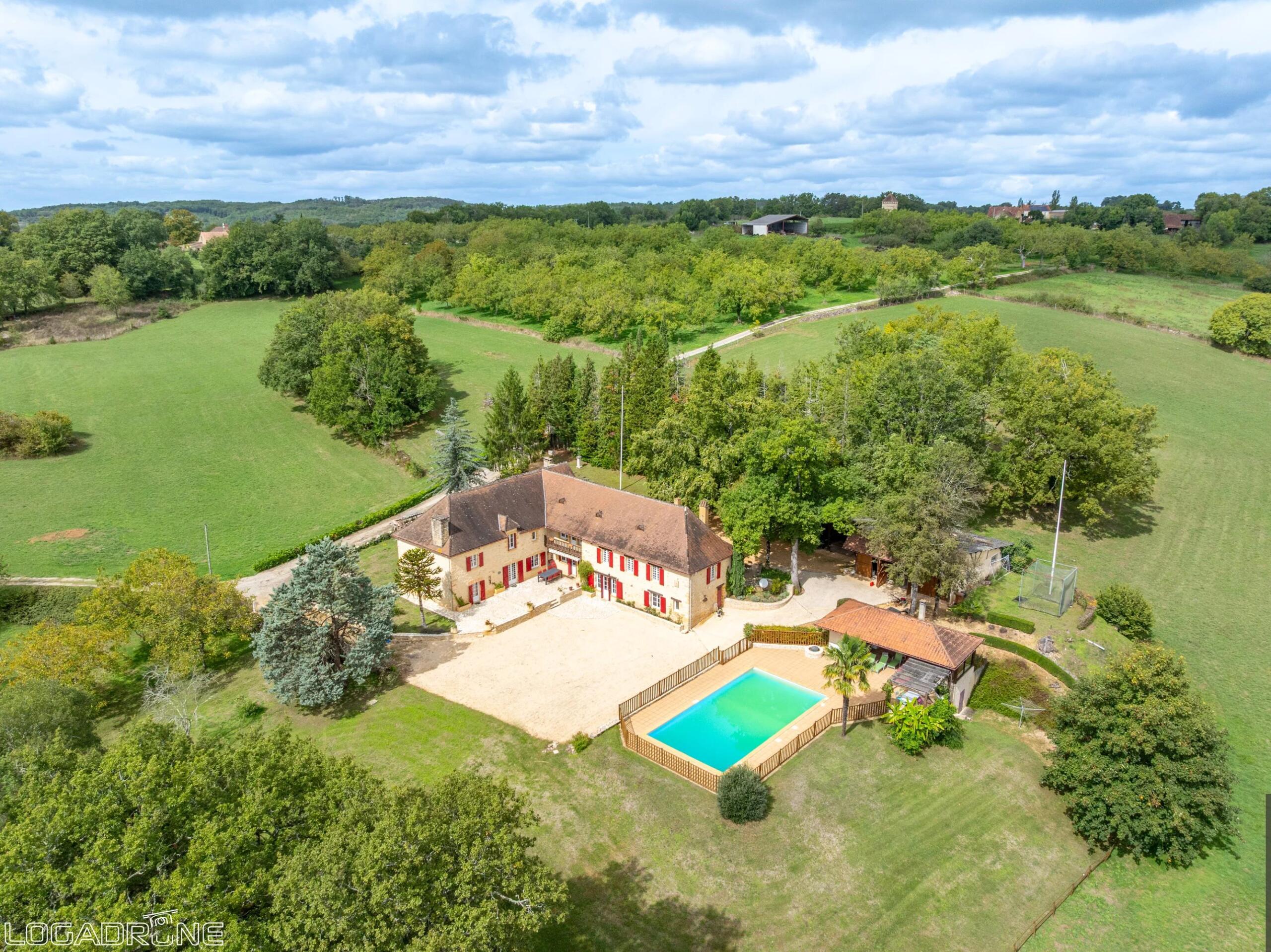 Beautifully Renovated 6-Bedroom Stone Manor House with 2 Guest Houses and pool in the Périgord, Aquitaine – France – BVI75562
