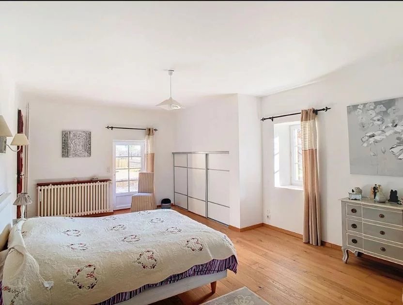 Beautifully Renovated 6-Bedroom Stone Manor House with 2 Guest Houses and pool in the Périgord, Aquitaine – France – BVI75562
