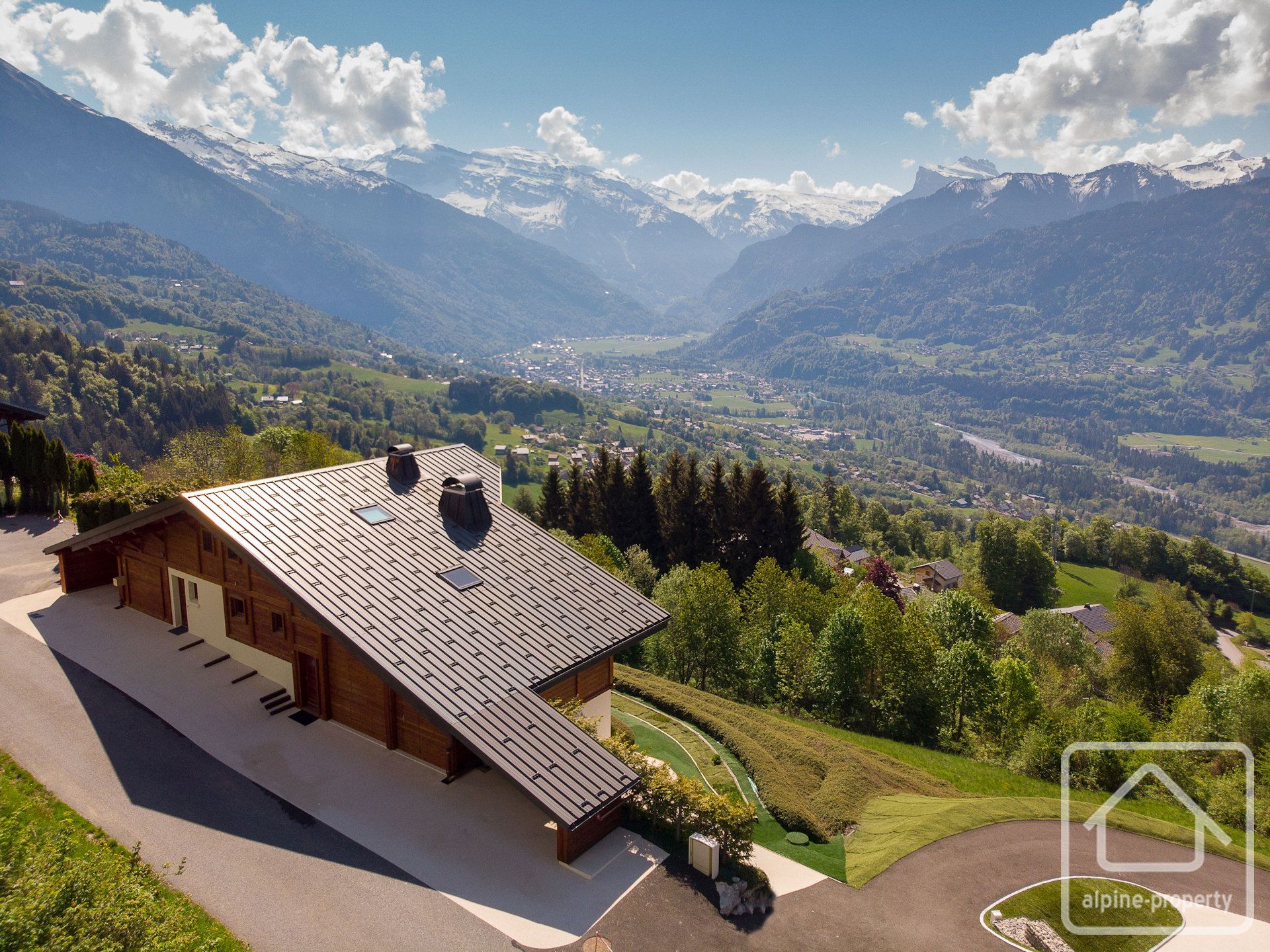 Magnificent 7 Bedroom Chalet With Mont Blanc Views, Panoramic Terraces, Ample Parking And Strong Rental Potential – BELVEDEREVERCH