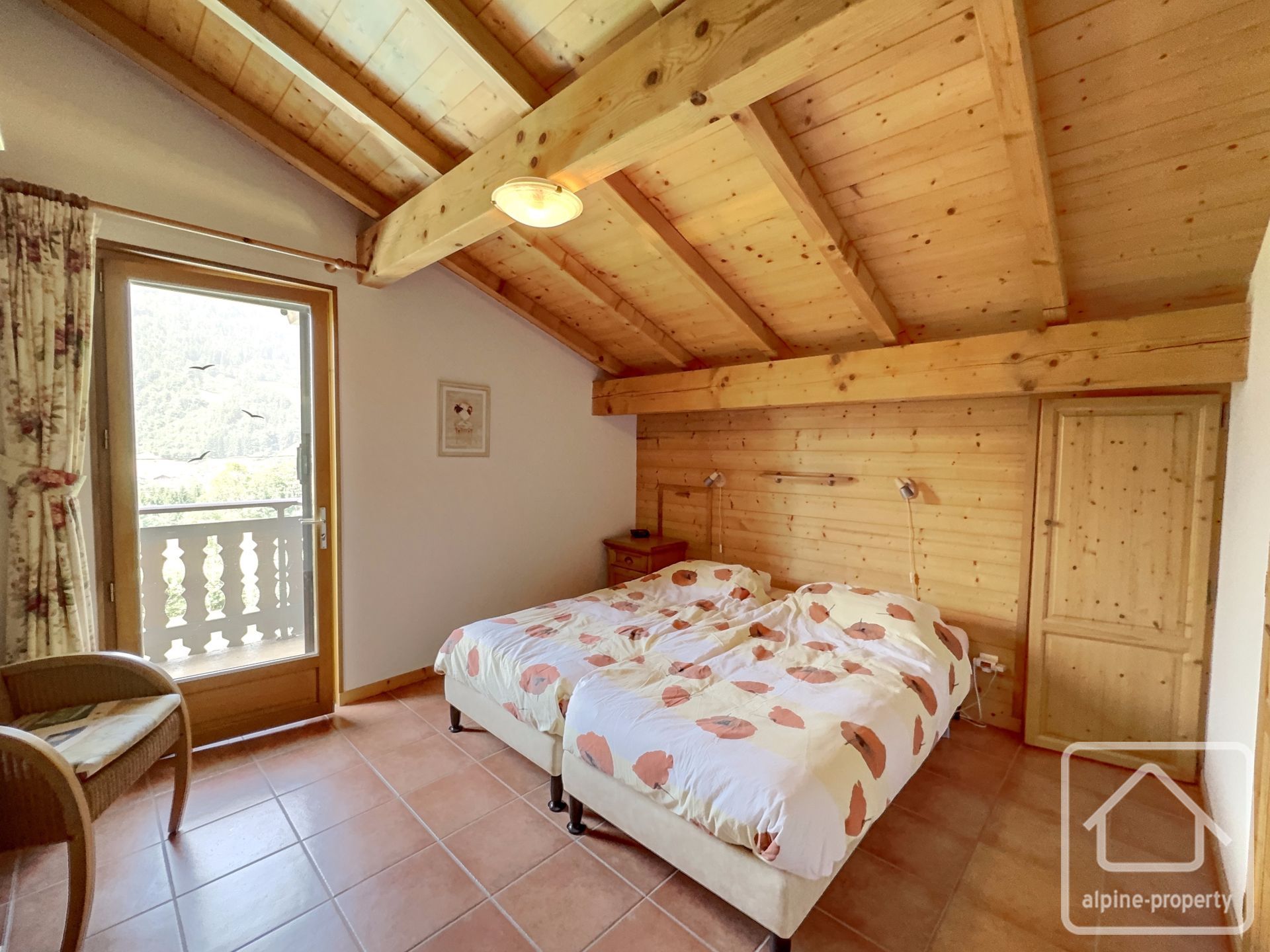Immaculate Chalet With Swimming Pool With Sensational Views And Sunshine. – DELICE