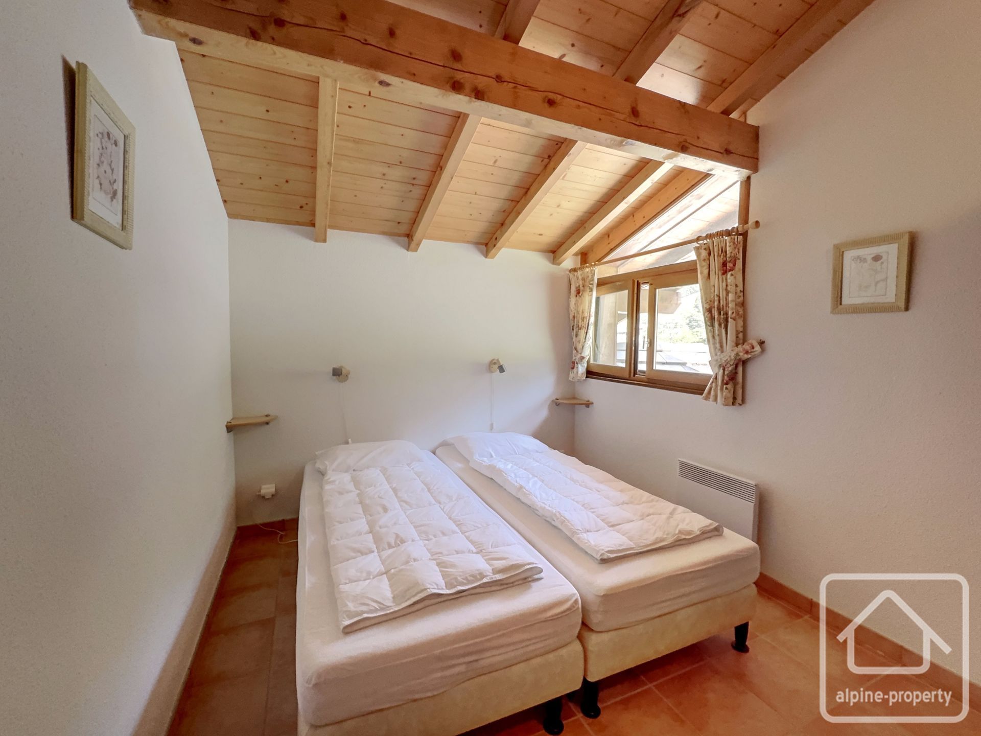 Immaculate Chalet With Swimming Pool With Sensational Views And Sunshine. – DELICE