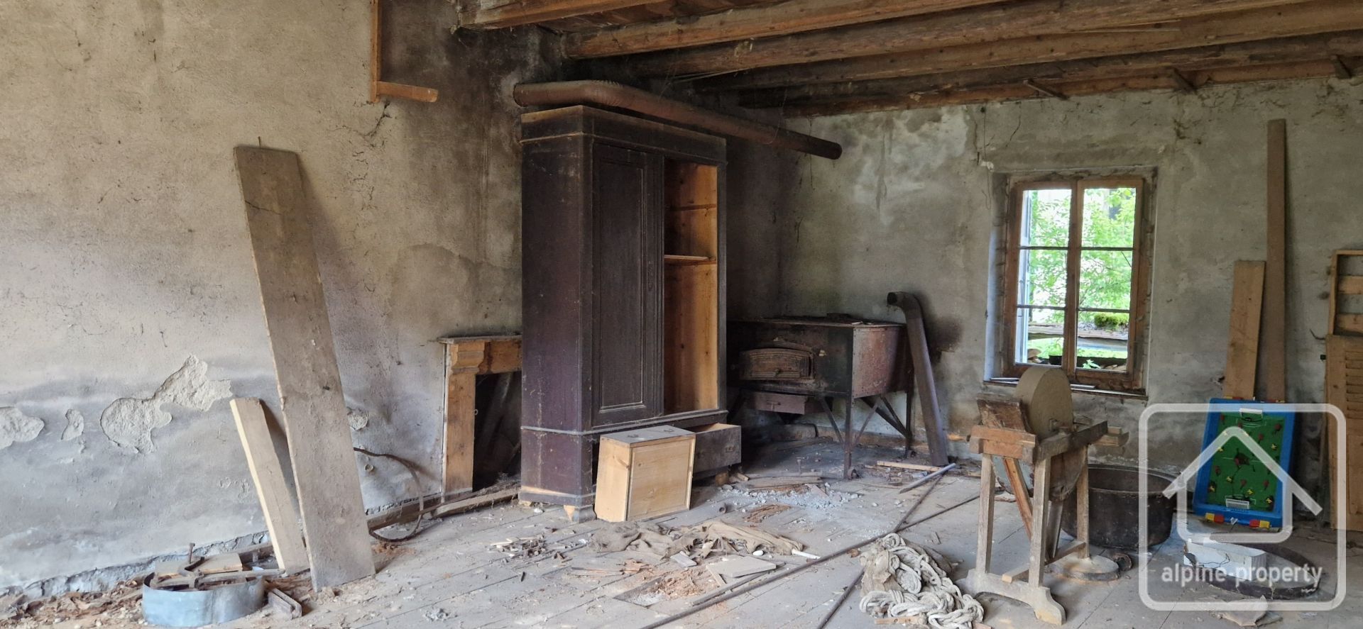 Charming Two-storey Former Workshop With Existing Planning Permission. An Exciting Opportunity To Create A Unique Mountain Retreat. – SCIAUX