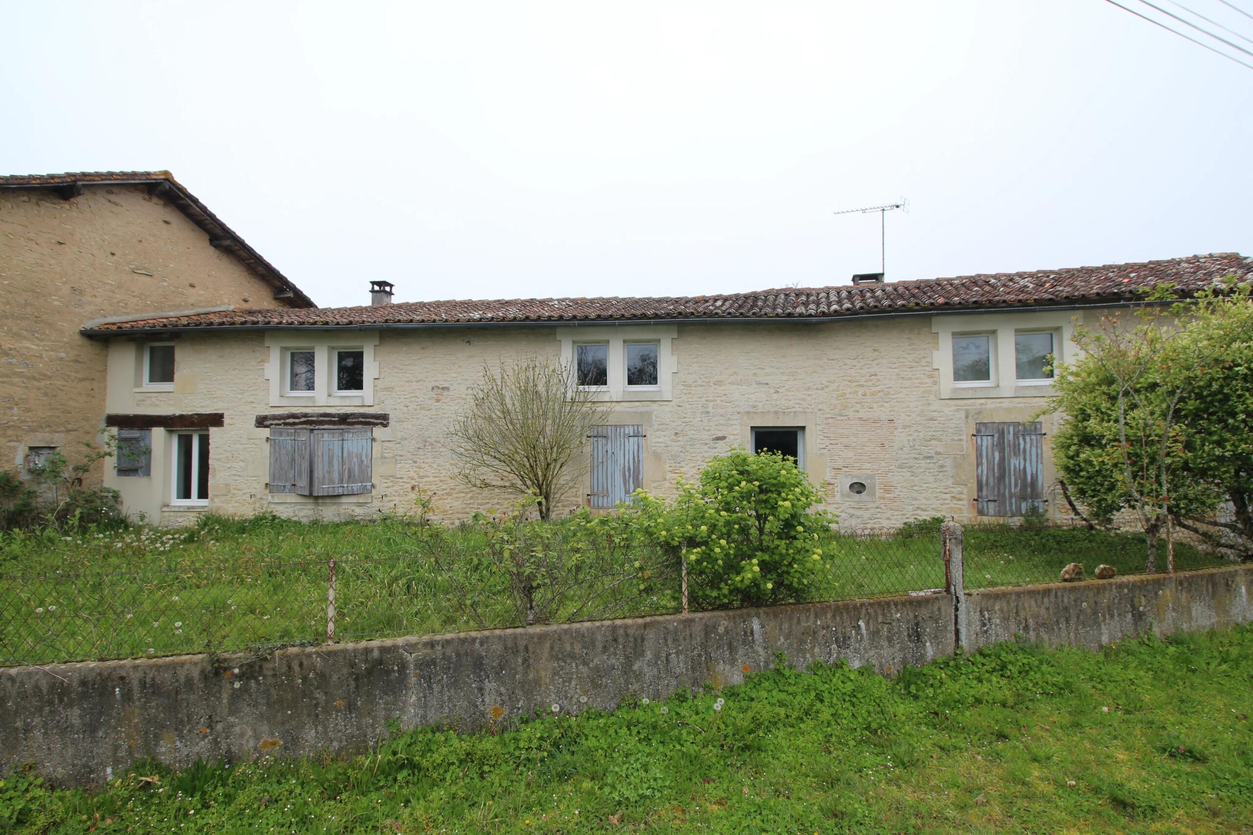 Three bedroom detached property with 2 hectares, Poitou-Charentes – France – BVI85081
