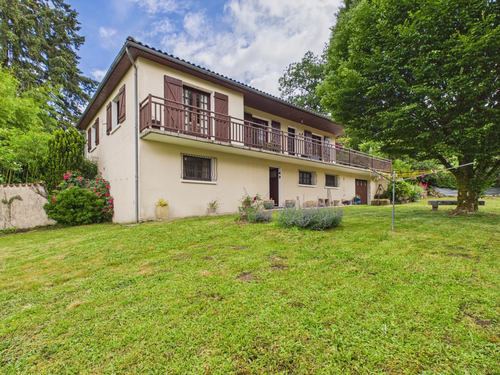 Charming spacious house with income potential, Poitou-Charentes – France – BVI83776