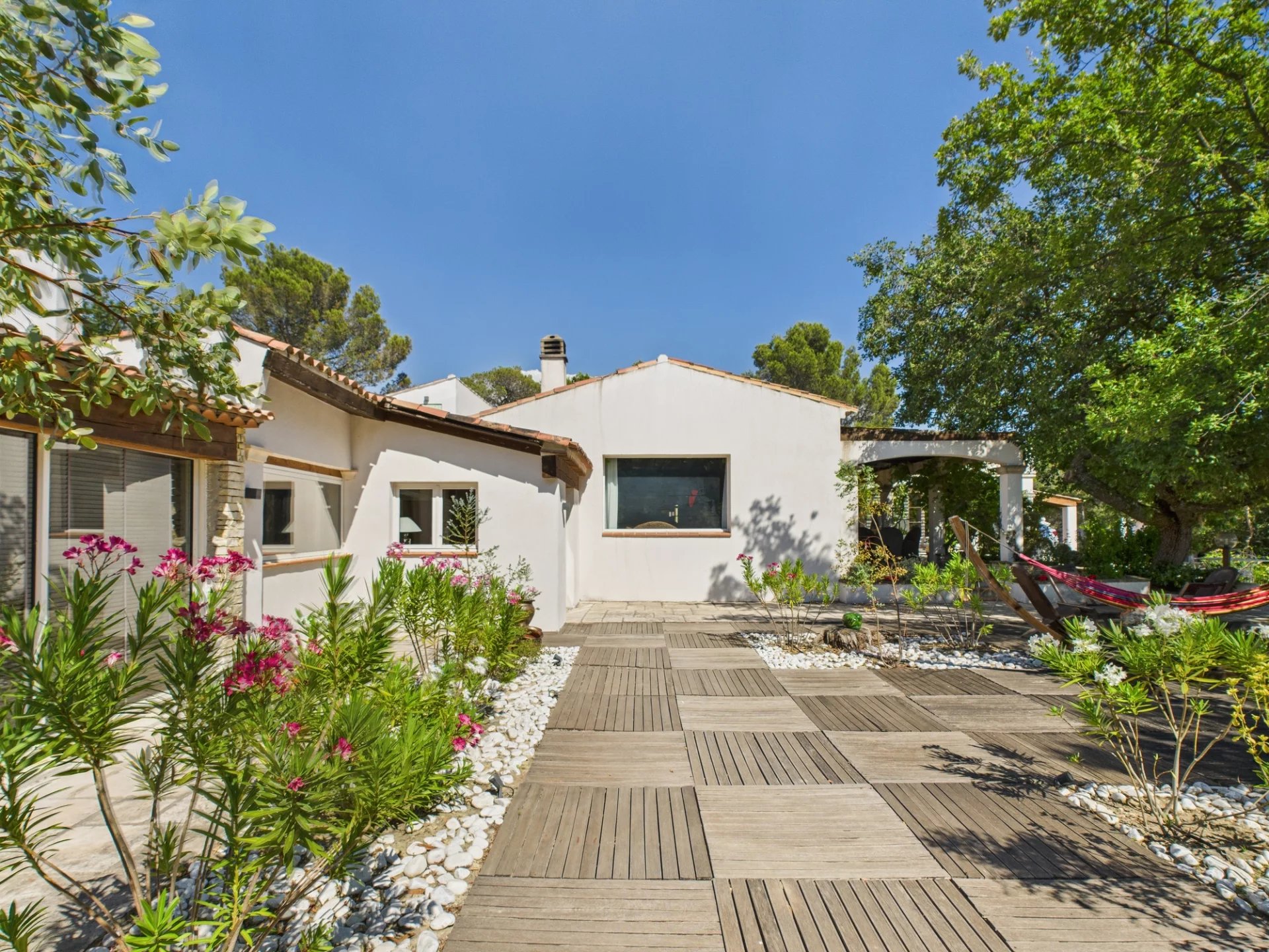 Exceptional property of approximately 400 m² on 3,400 m² of land in Éguilles, Provence-Alpes-Côte d’Azur – France – BVI81537