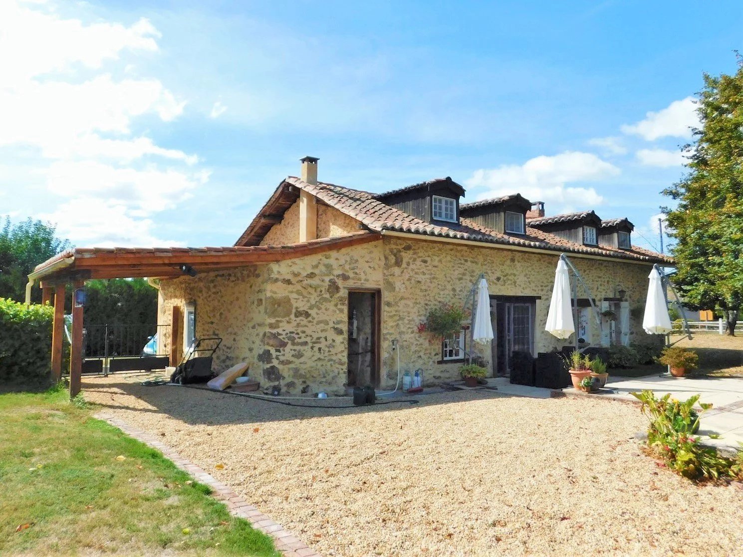 Charming 3-Bedroom Stone House with Pool in Videix, Limousin – France – BVI85471