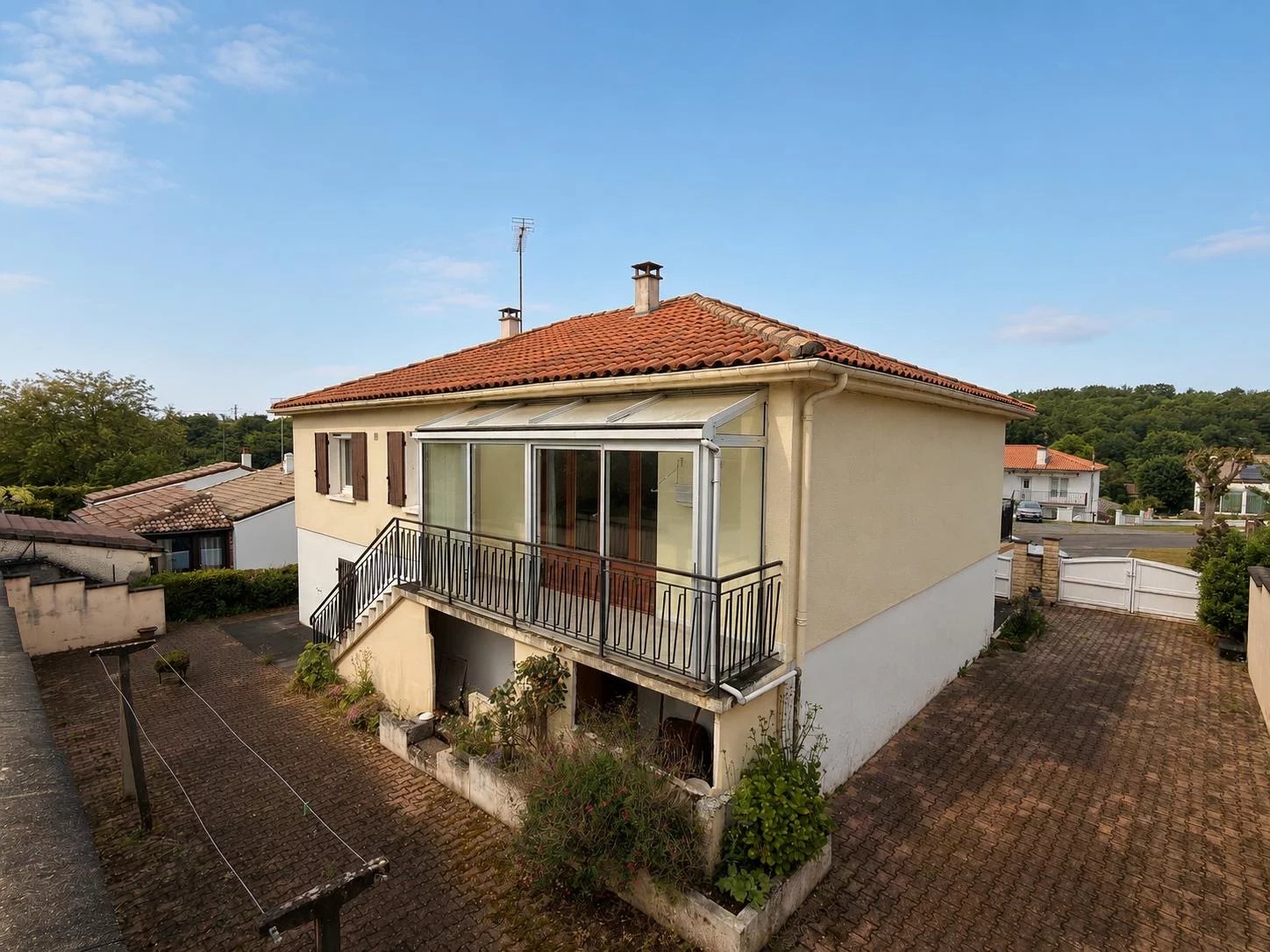 Spacious Townhouse with Garden, Balcony and Large Garage – Central Ruffec, Poitou-Charentes – France – BVI85652