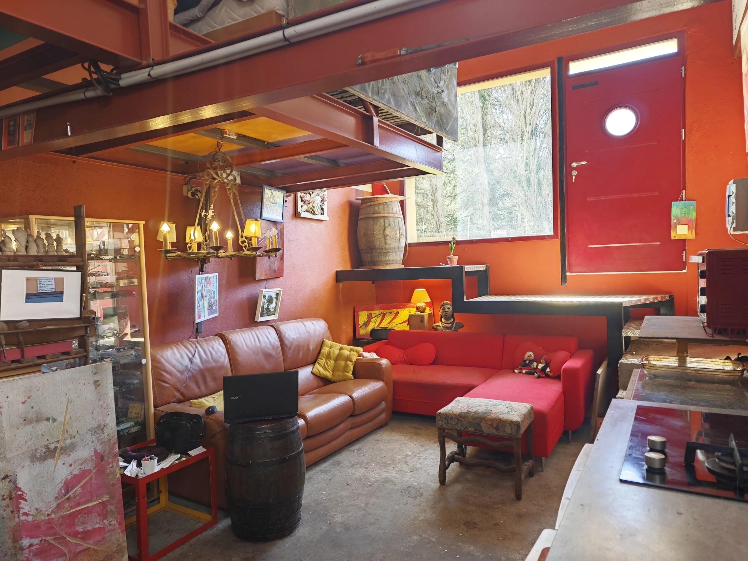 A former wine cooperative building converted into an artist’s studio with living space, Languedoc-Roussillon – France – BVI84732