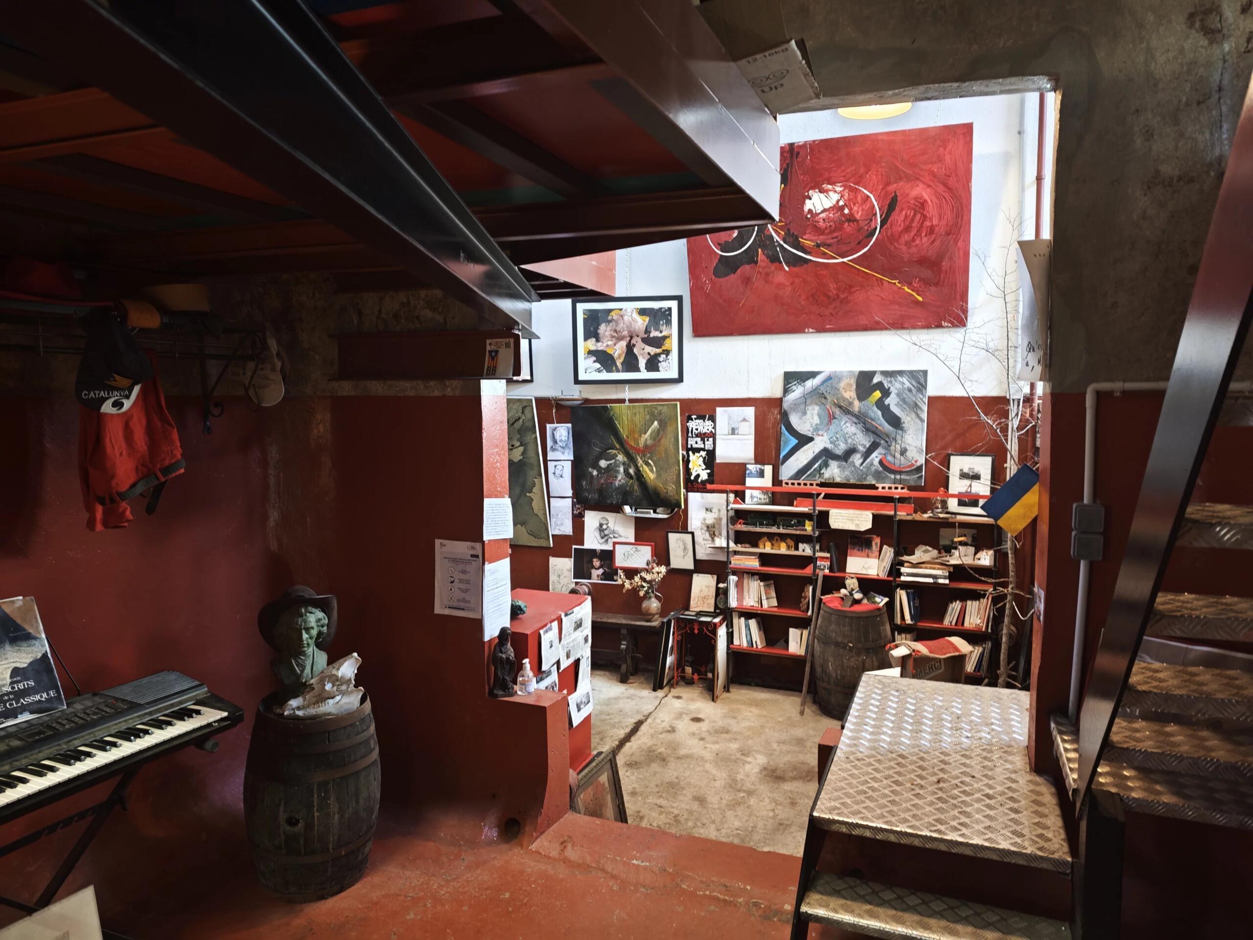A former wine cooperative building converted into an artist’s studio with living space, Languedoc-Roussillon – France – BVI84732
