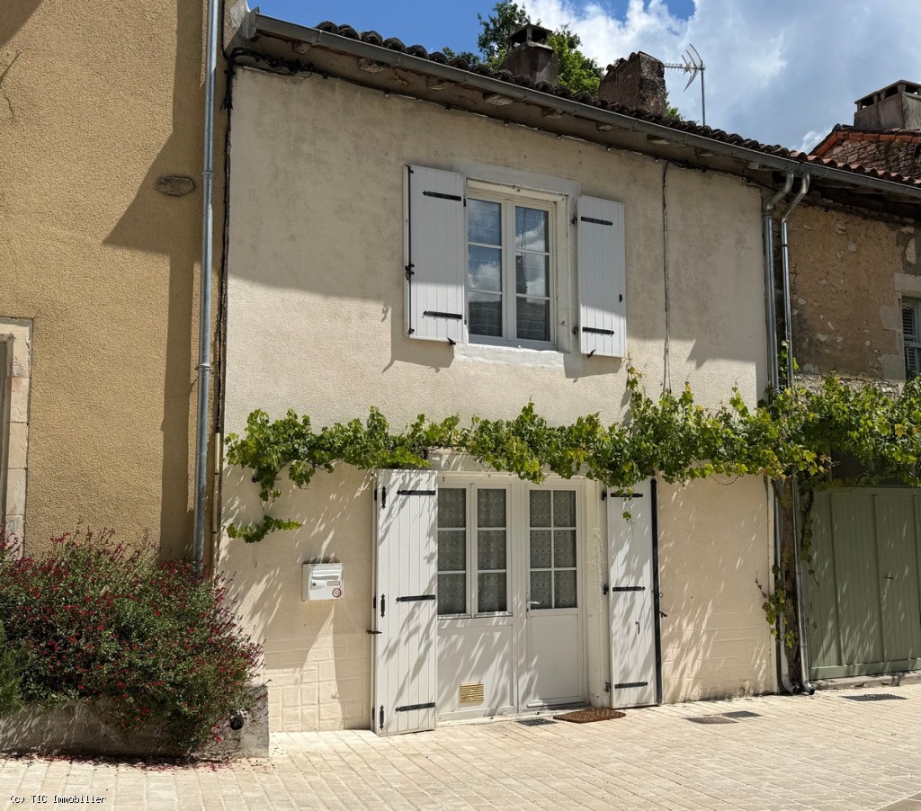 2 bedroom House in Verteuil-Sur-Charente, France – r7489