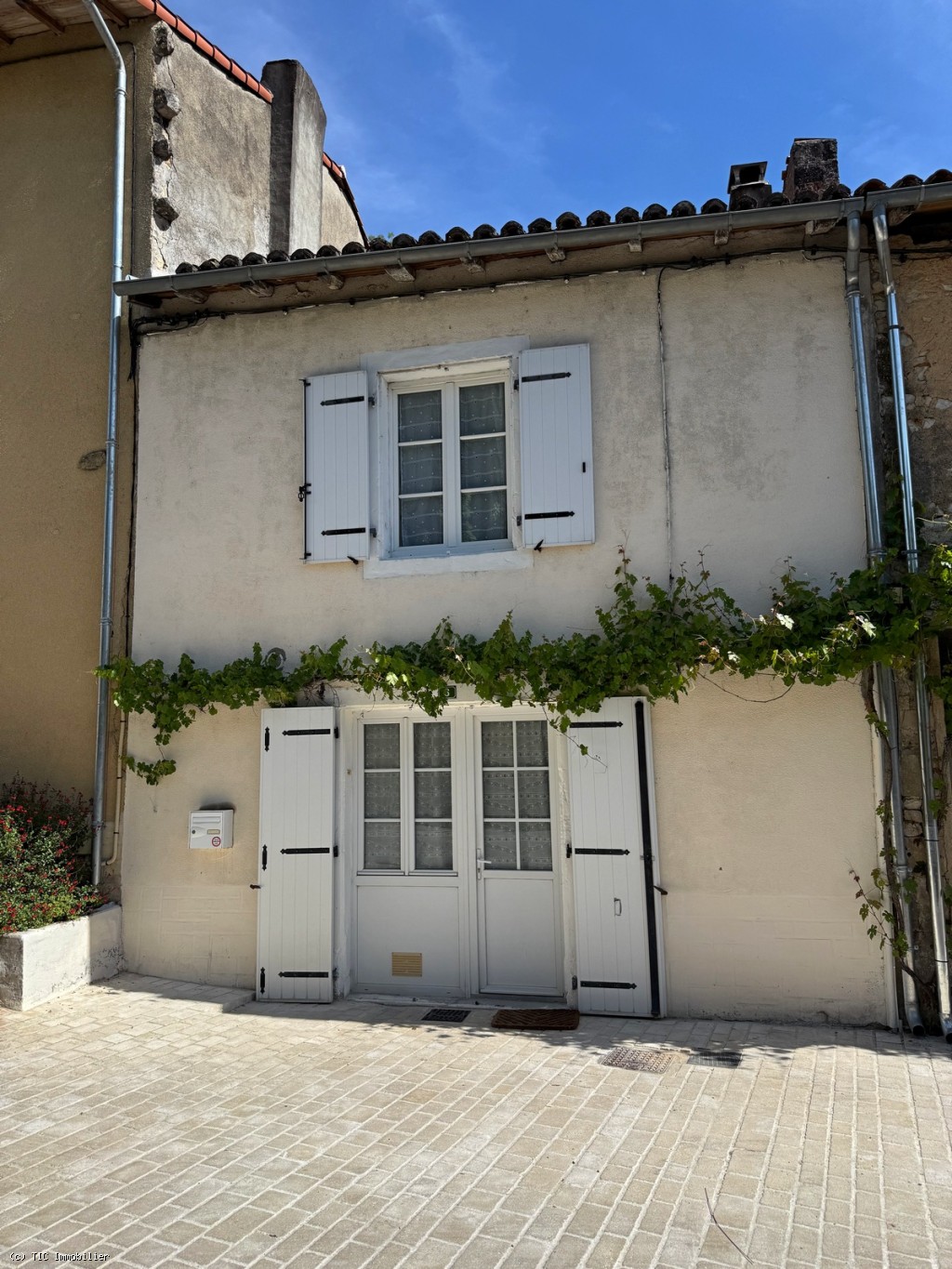 2 bedroom House in Verteuil-Sur-Charente, France – r7489