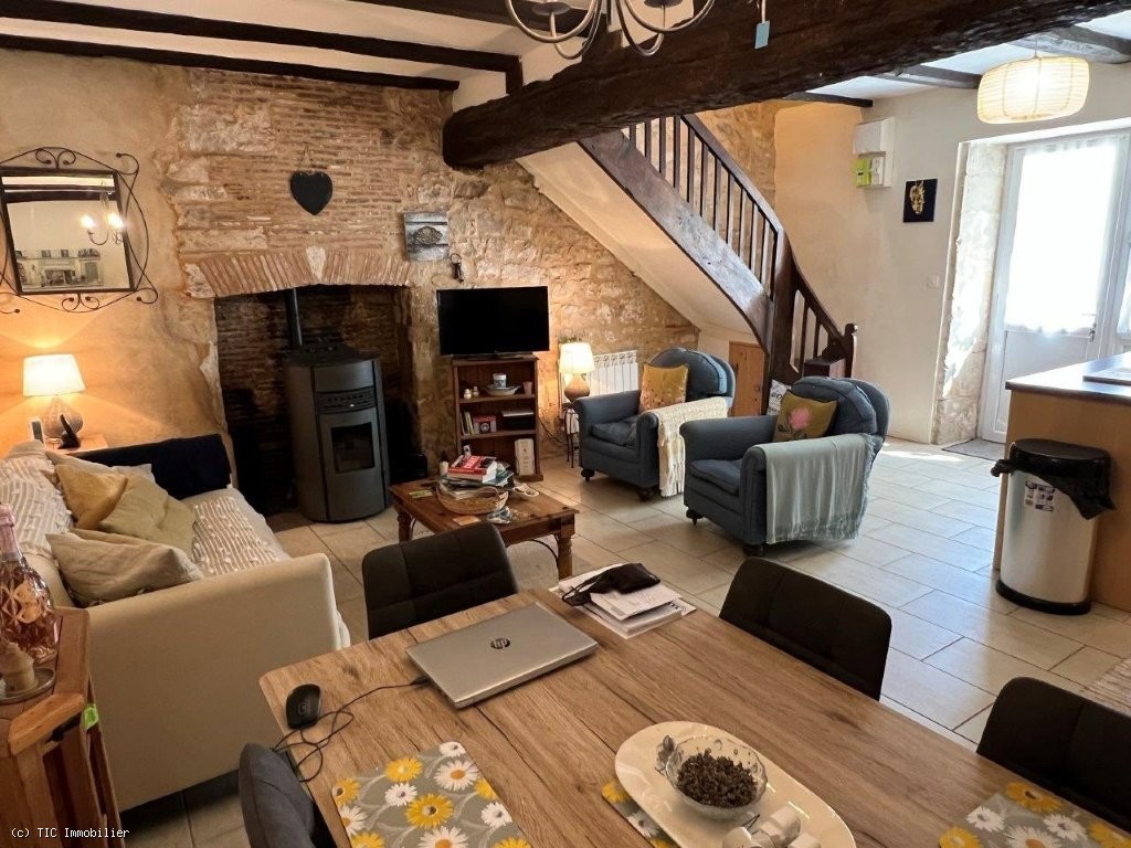 2 bedroom House in Verteuil-Sur-Charente, France – r7489