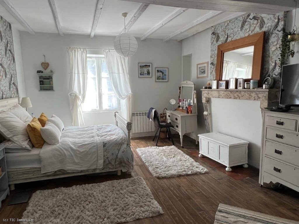 2 bedroom House in Verteuil-Sur-Charente, France – r7489