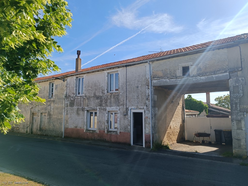 2 bedroom House in Ruffec, France – r7485