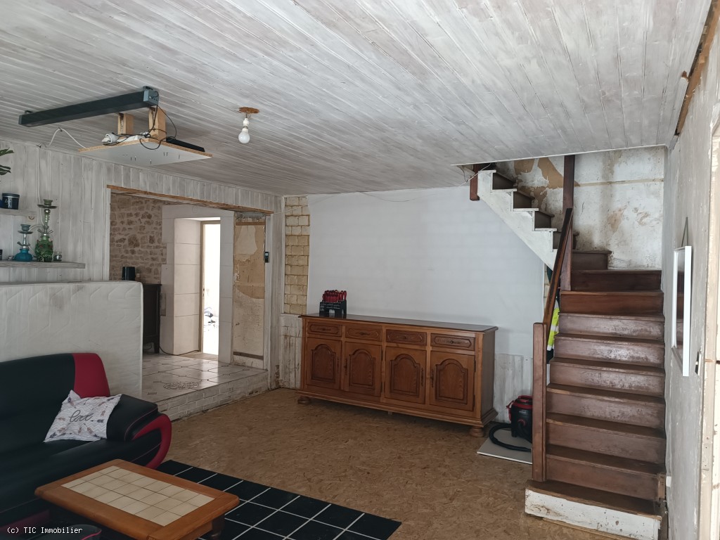 2 bedroom House in Ruffec, France – r7485