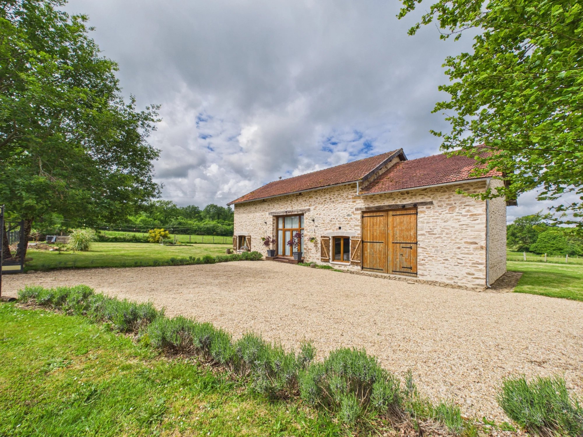 La belle vie awaits! Immaculately presented barn conversion with second house and swimming pool, Limousin – France – BVI85314