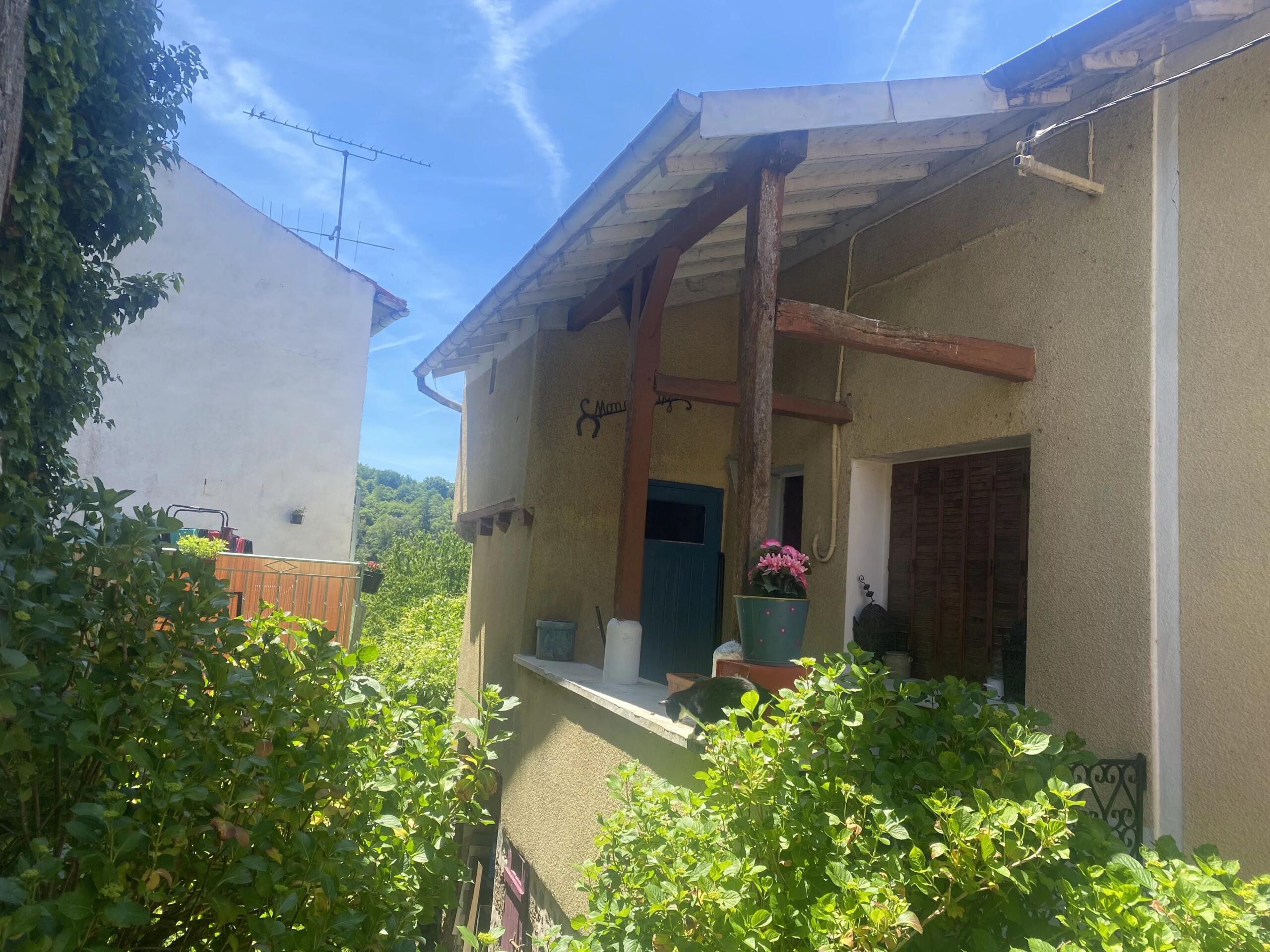 Cute house and a beautiful setting in Chateauponsac, Limousin – France – BVI85137