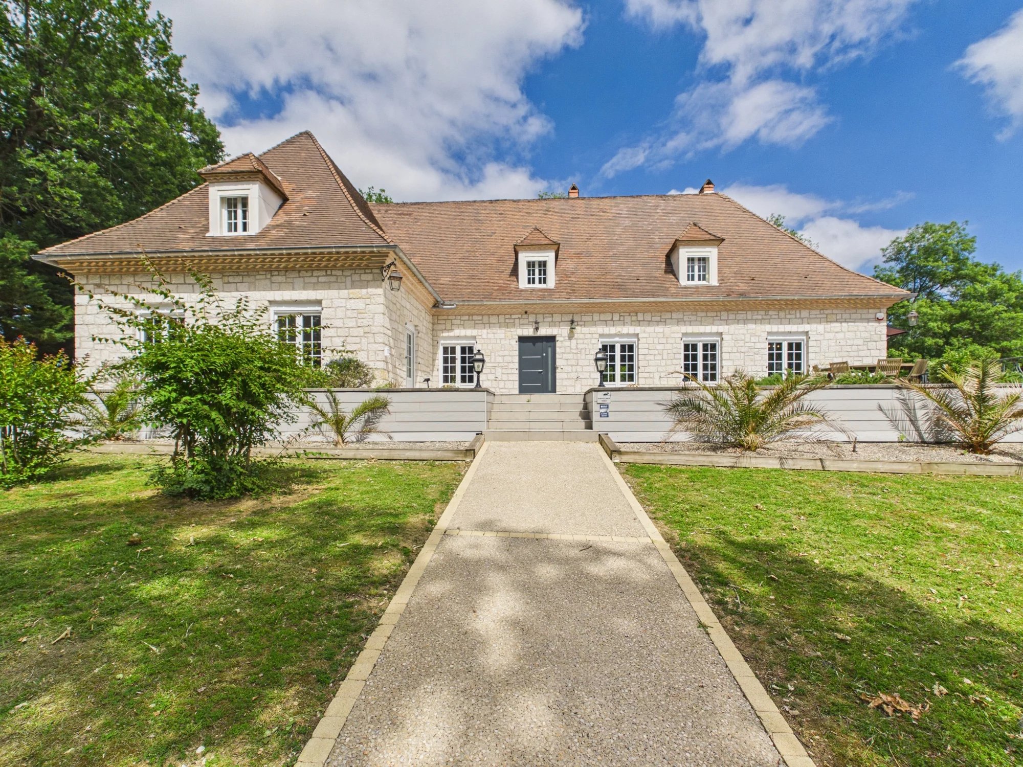 Stunning property with swimming pool and open views, Aquitaine – France – BVI85644
