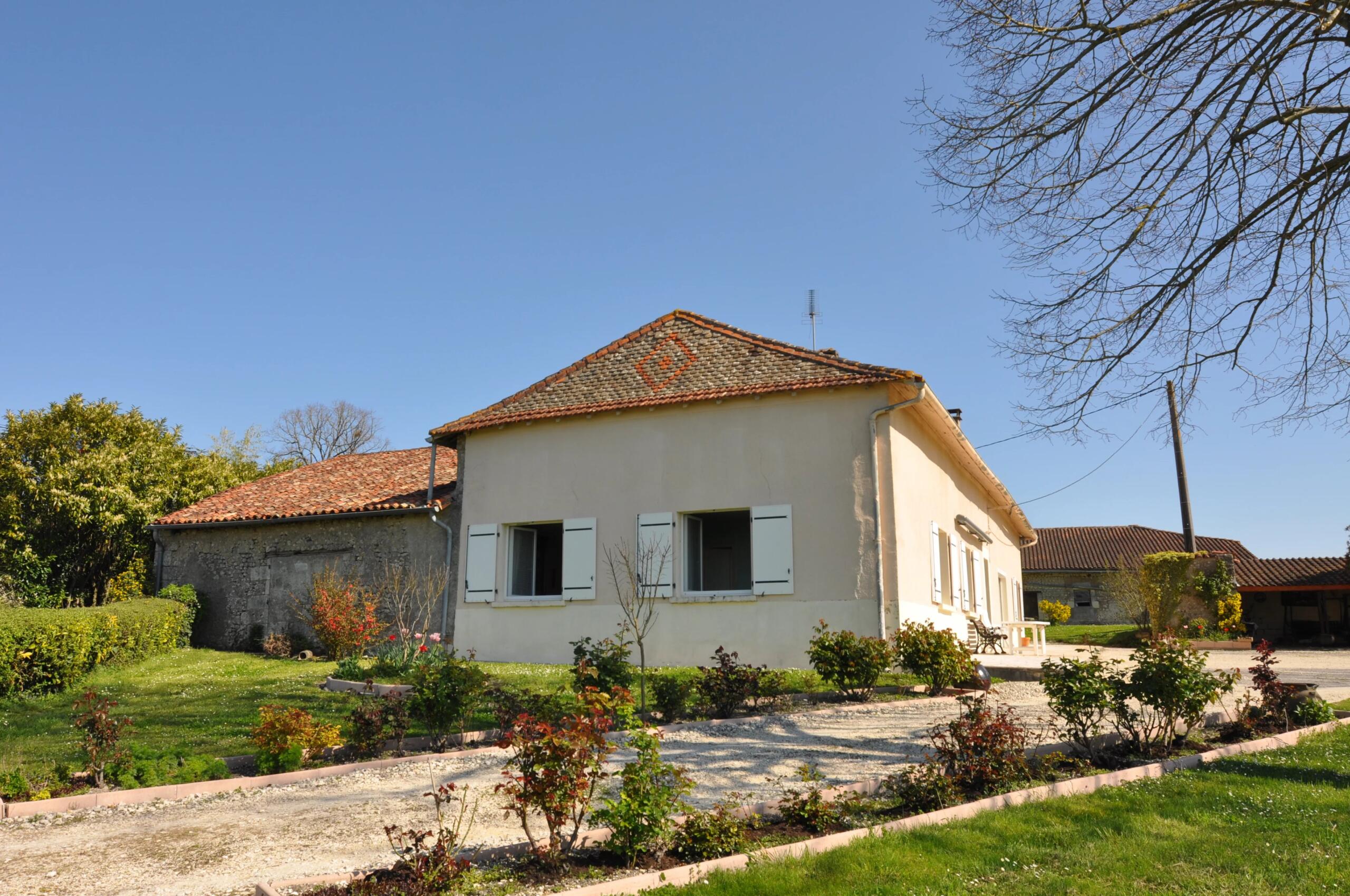 3-bedroom house of 120m² with barn and 7830m² garden, Poitou-Charentes – France – BVI84810