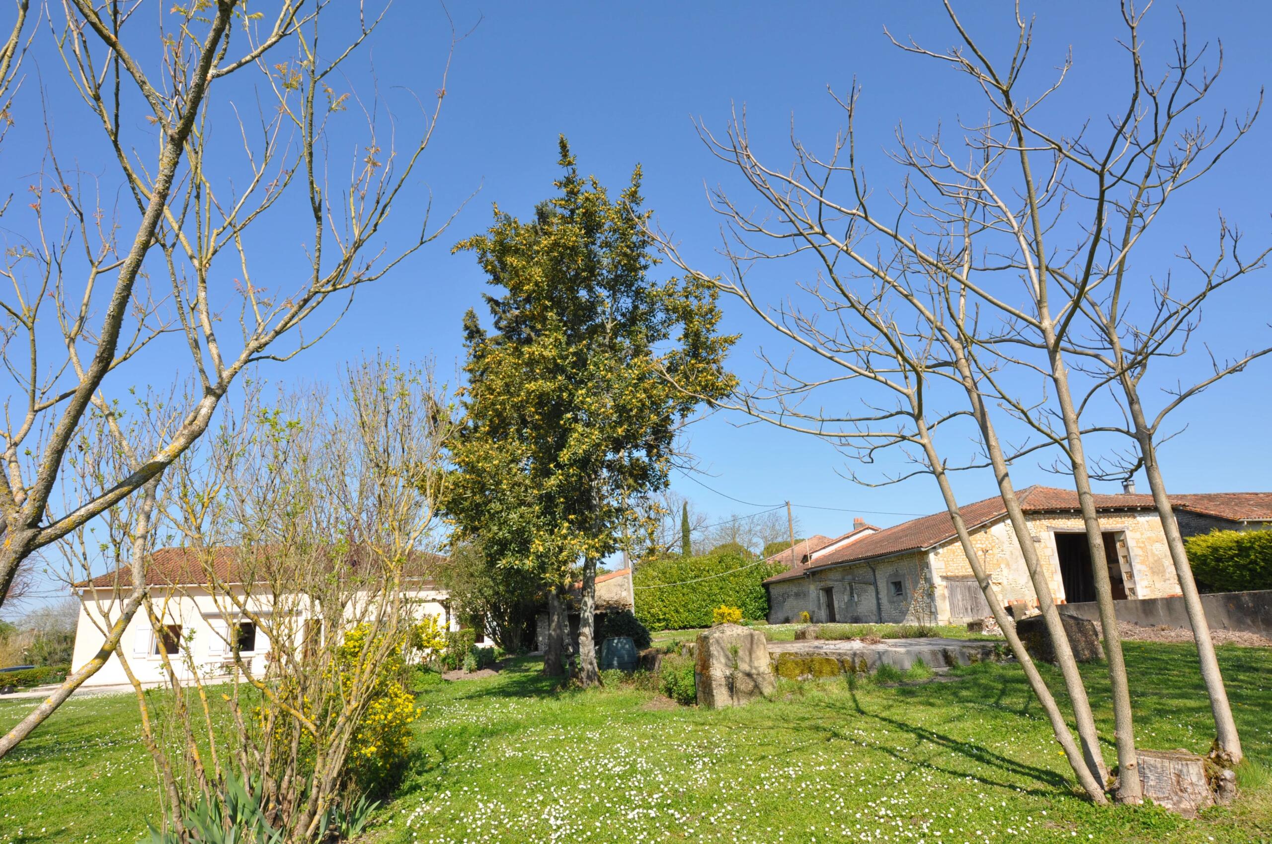 3-bedroom house of 120m² with barn and 7830m² garden, Poitou-Charentes – France – BVI84810