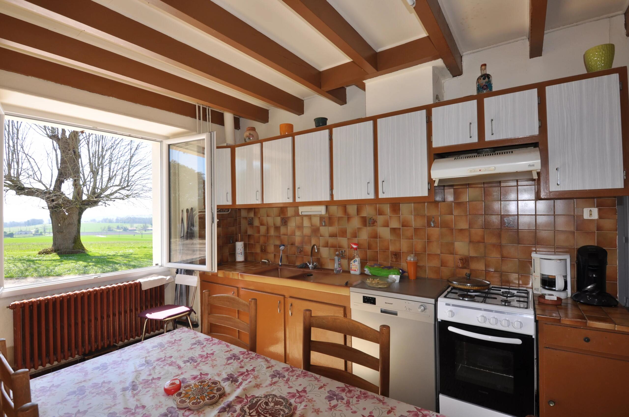 3-bedroom house of 120m² with barn and 7830m² garden, Poitou-Charentes – France – BVI84810