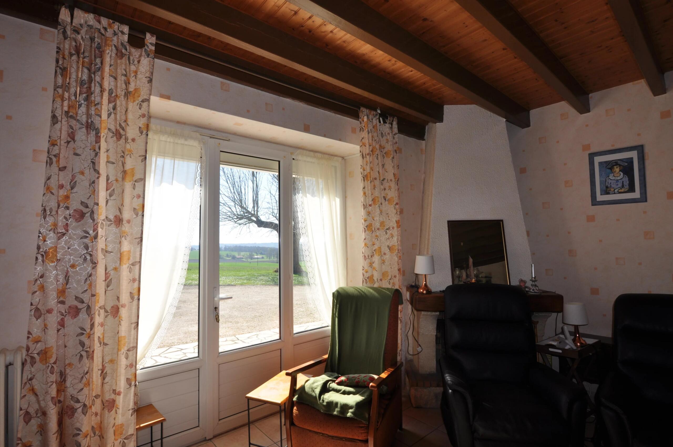 3-bedroom house of 120m² with barn and 7830m² garden, Poitou-Charentes – France – BVI84810