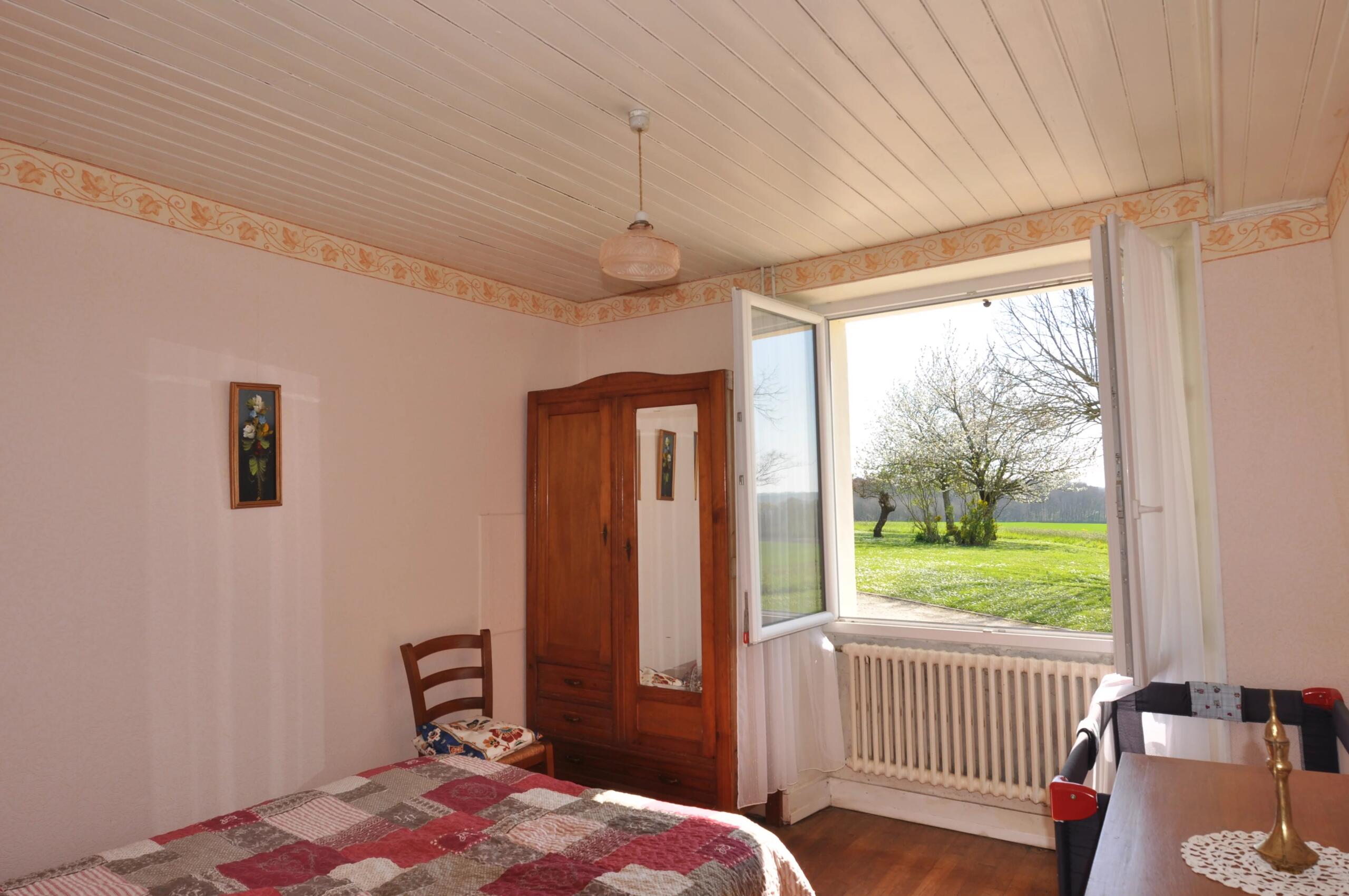 3-bedroom house of 120m² with barn and 7830m² garden, Poitou-Charentes – France – BVI84810