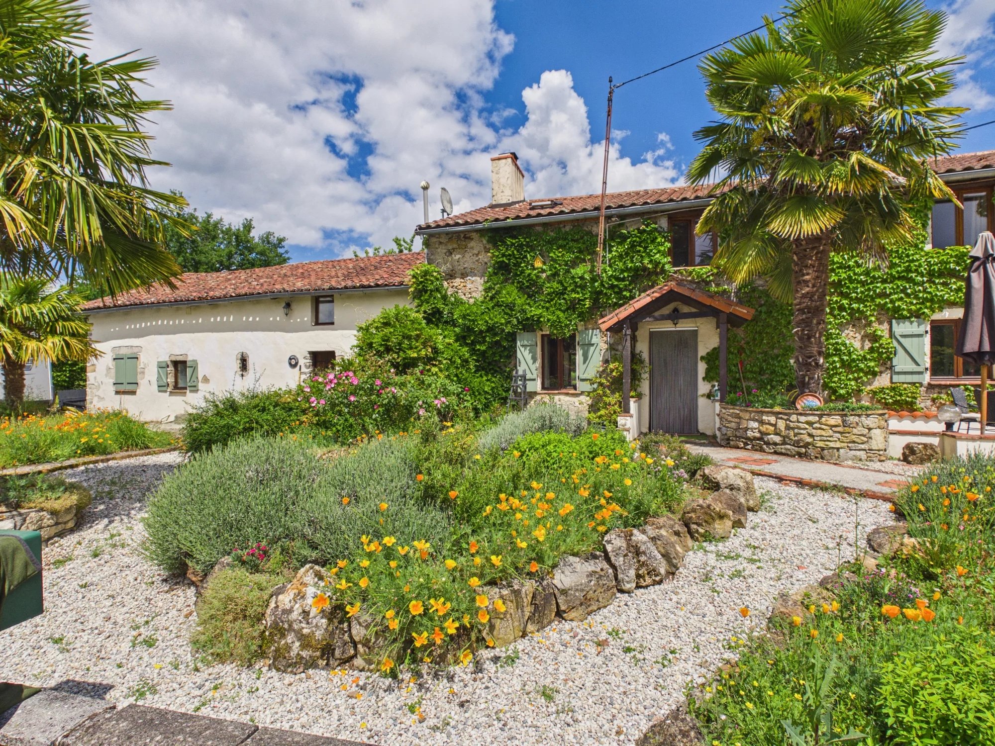 Beautifully renovated Charentaise Farmhouse complete with Gite, Poitou-Charentes – France – BVI85323