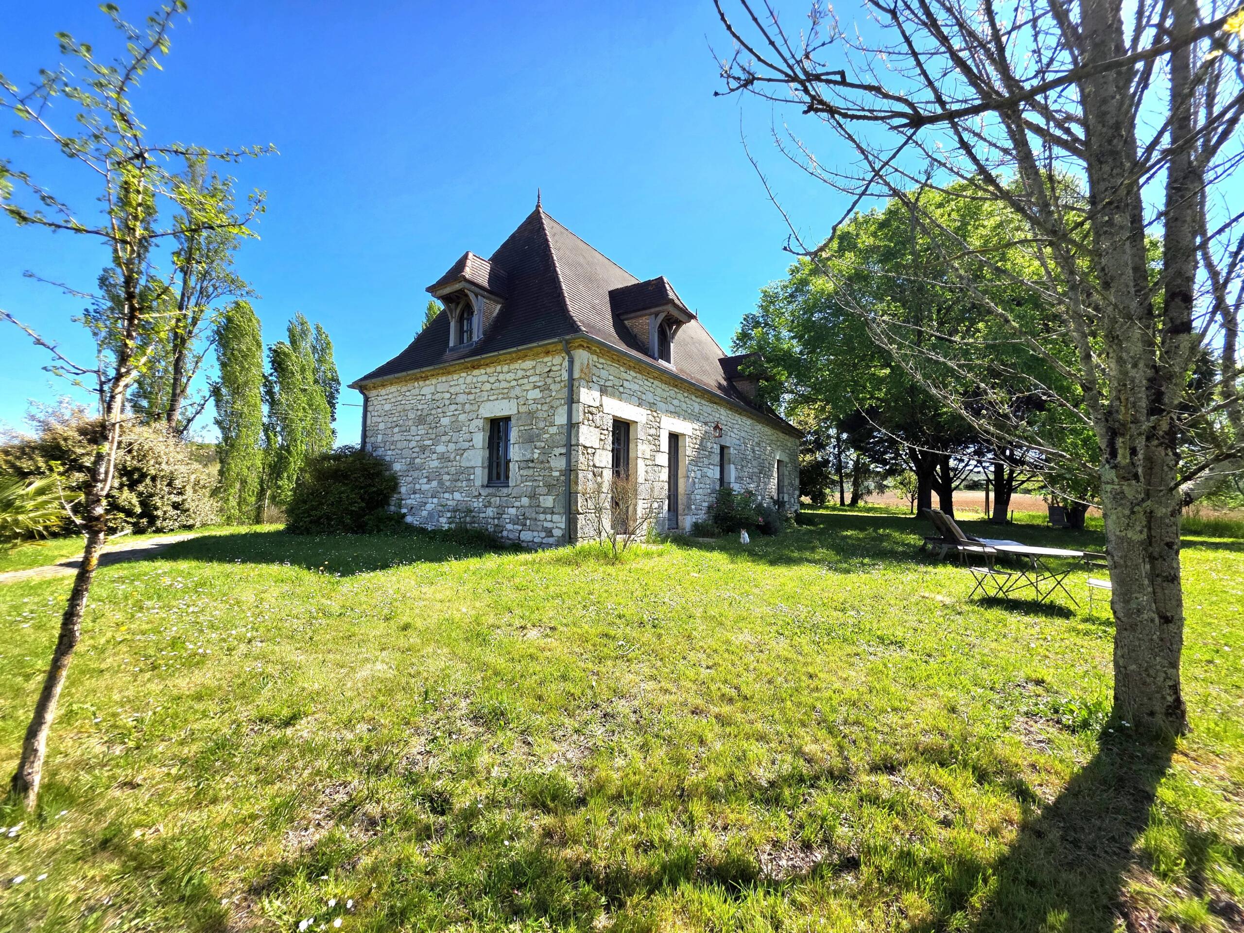 Charming stone cottage with magnificent views, Aquitaine – France – BVI70283