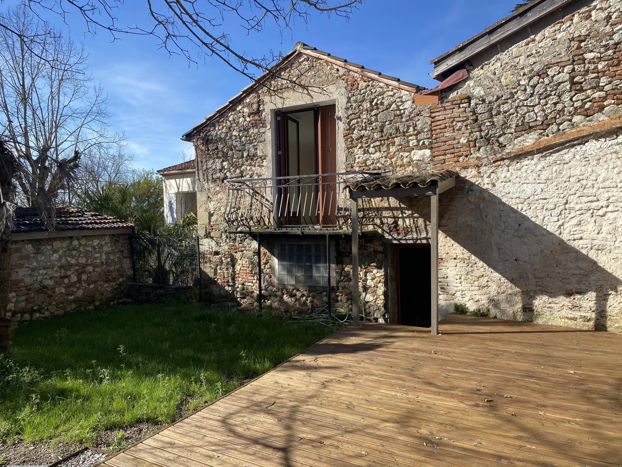Charming stone house in the heart of historic Penne-d’Agenais with stunning basilica views, Aquitaine – France – BVI84616