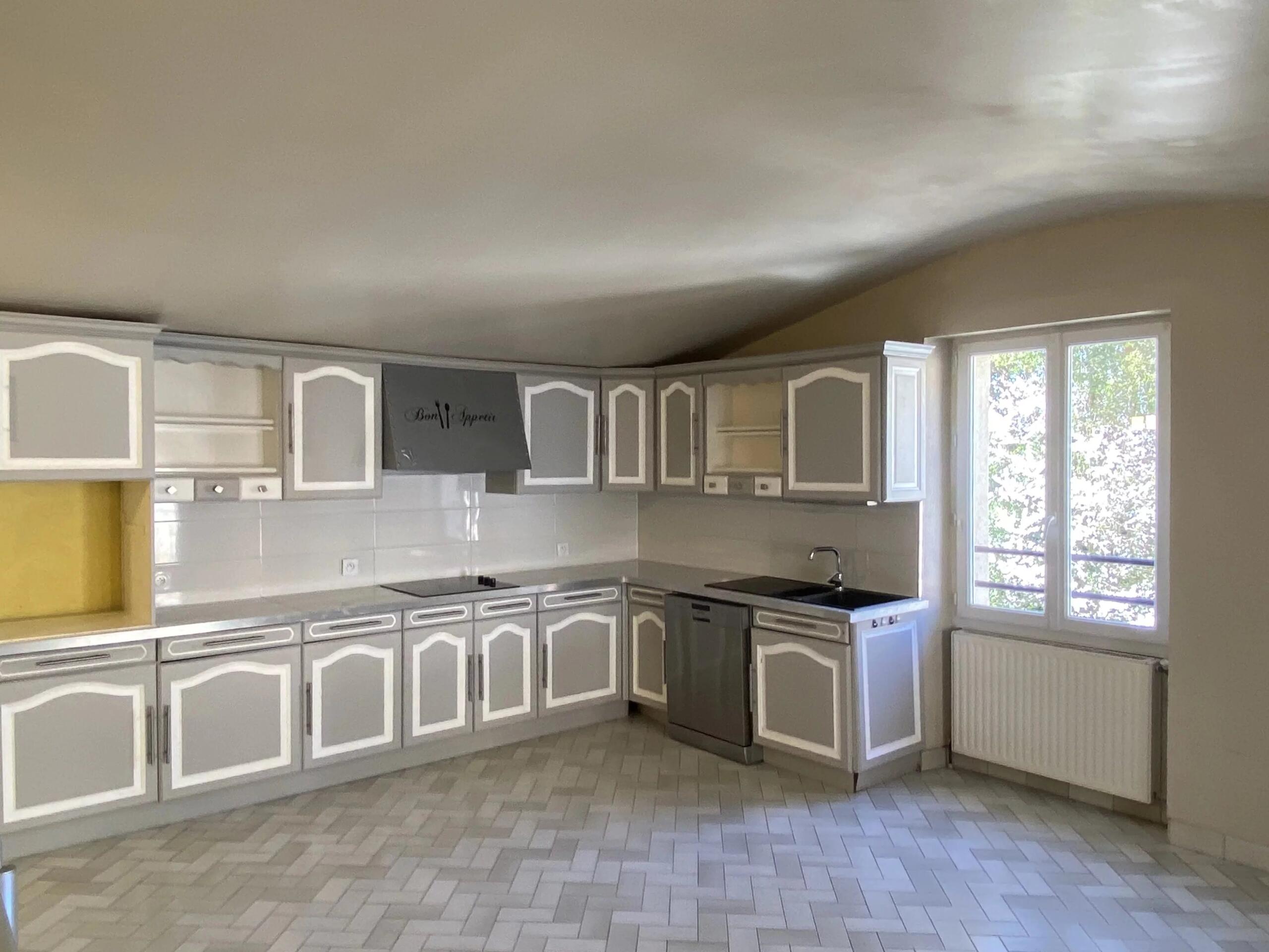 Charming stone house in the heart of historic Penne-d’Agenais with stunning basilica views, Aquitaine – France – BVI84616