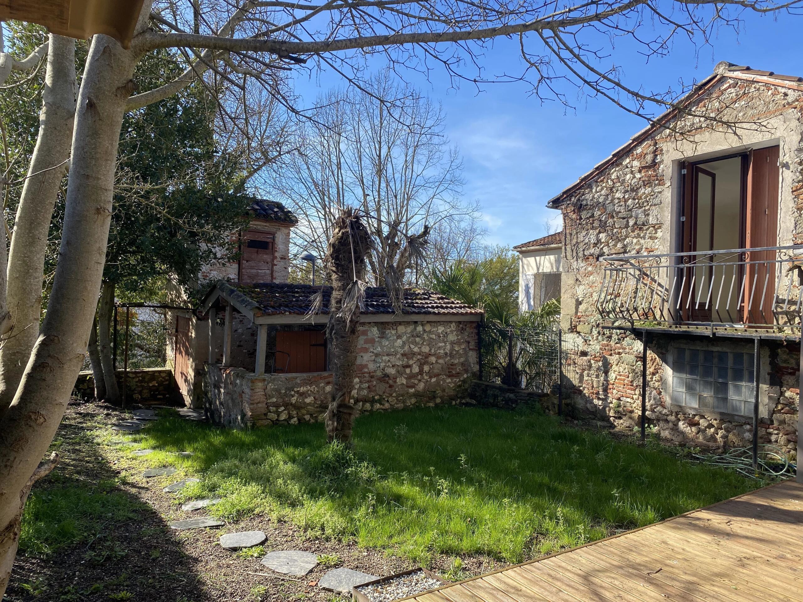 Charming stone house in the heart of historic Penne-d’Agenais with stunning basilica views, Aquitaine – France – BVI84616