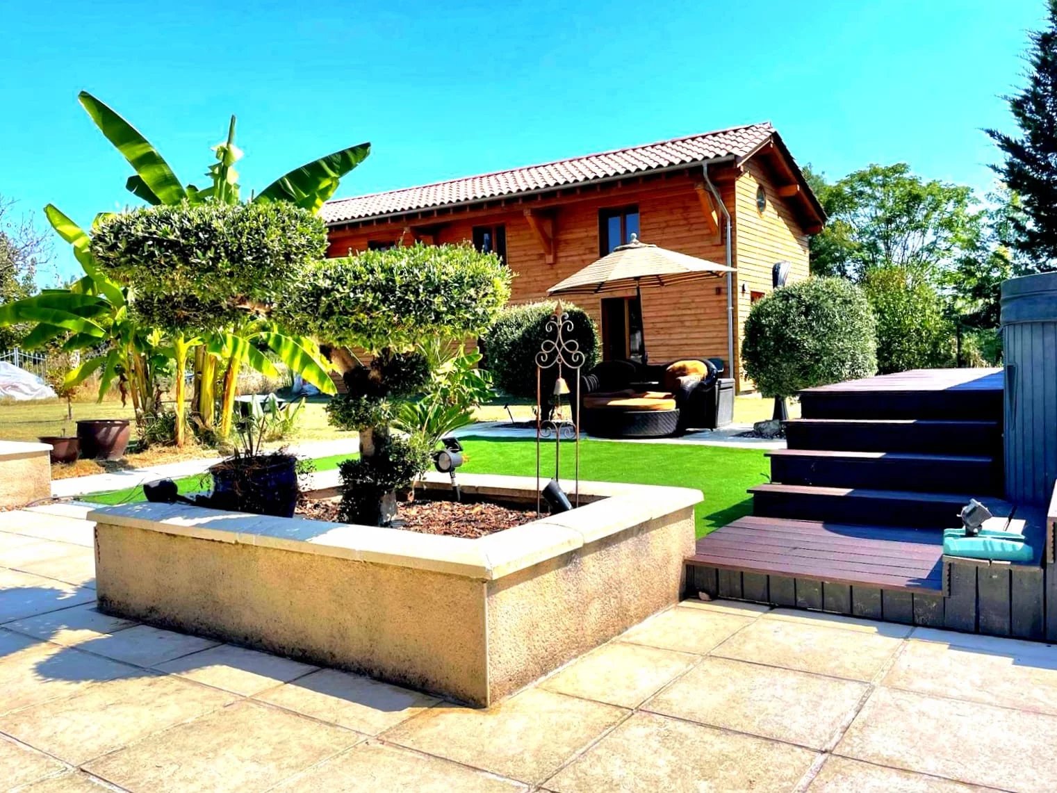 Renovated Family Home with Pool, Expansive Terrace and Guest Potential, Just a Short Walk from Eymet, Aquitaine – France – BVI85484