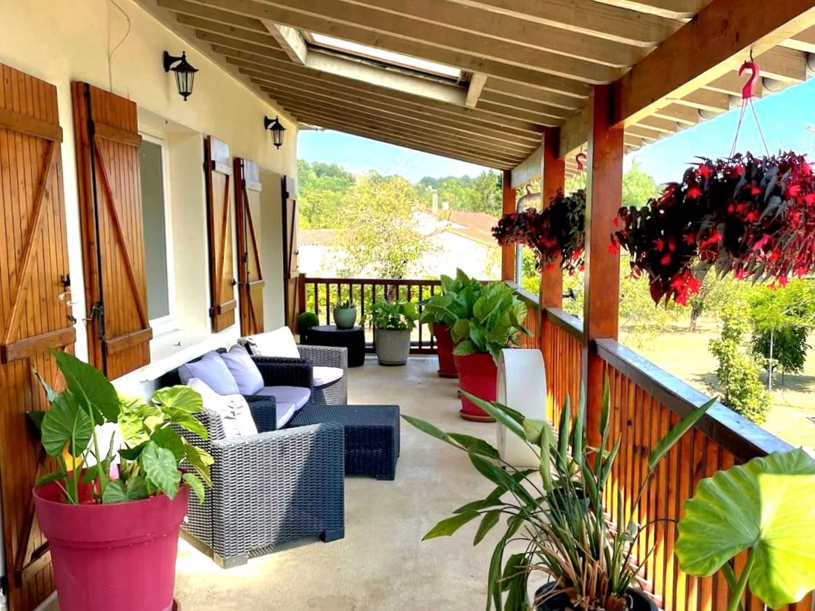 Renovated Family Home with Pool, Expansive Terrace and Guest Potential, Just a Short Walk from Eymet, Aquitaine – France – BVI85484