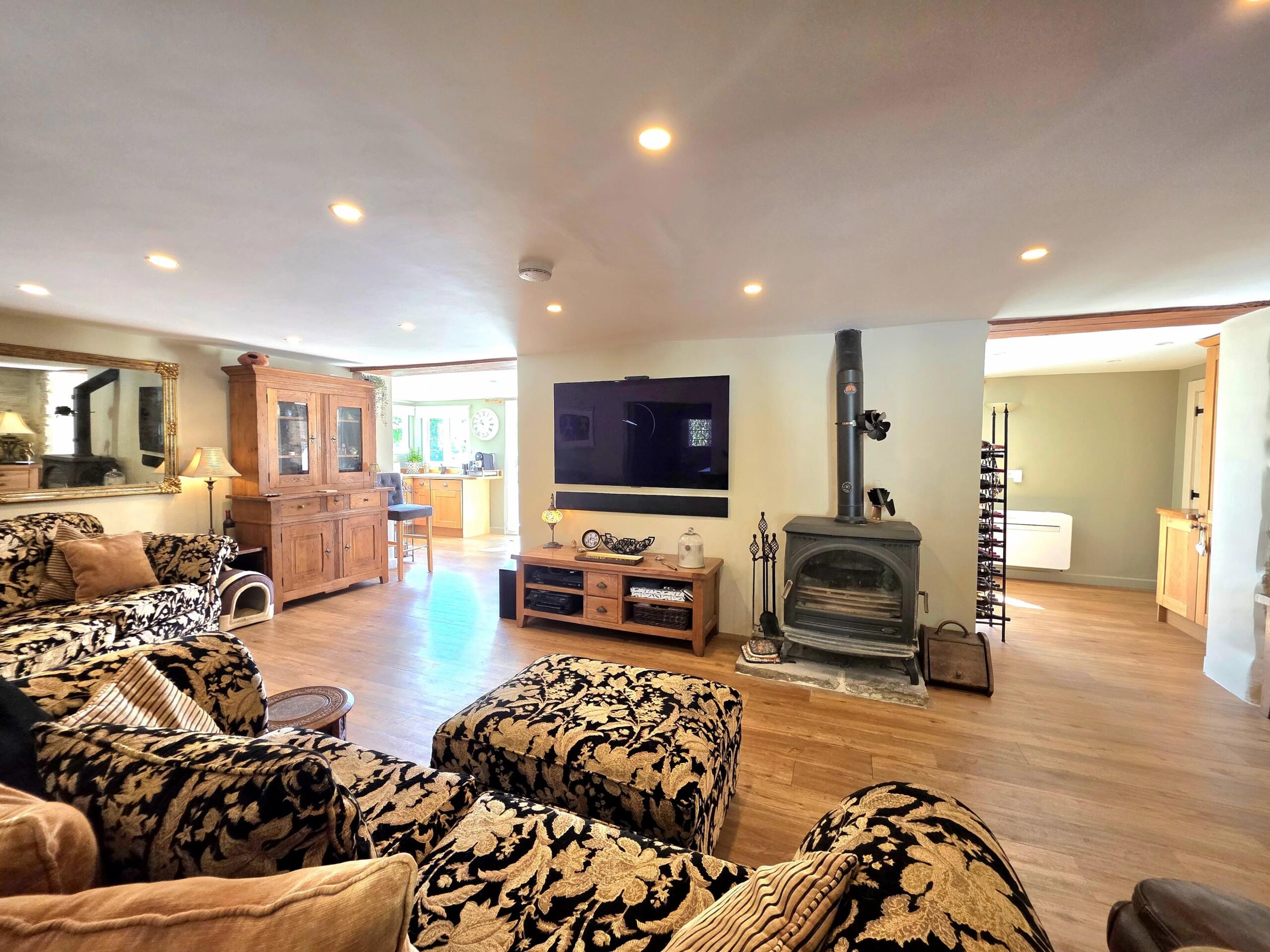 Renovated Family Home with Pool, Expansive Terrace and Guest Potential, Just a Short Walk from Eymet, Aquitaine – France – BVI85484