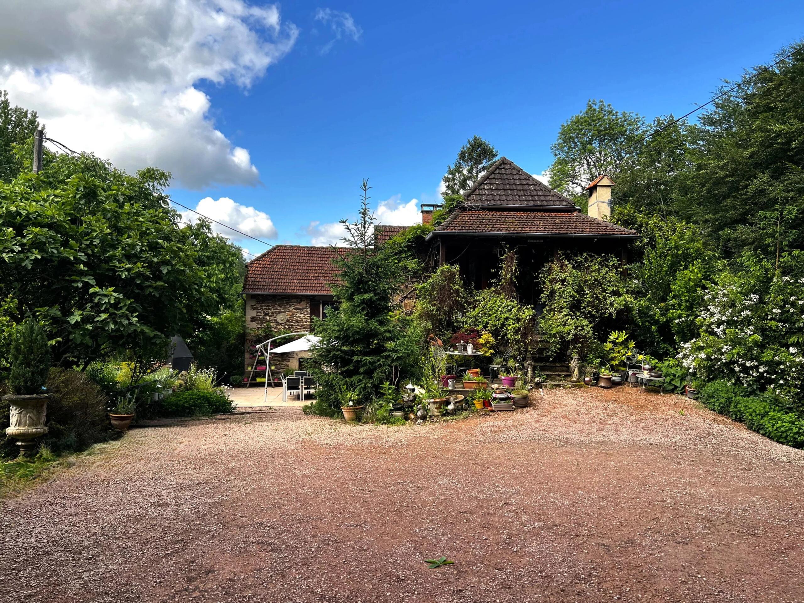 Charming, renovated stone property with pool surrounded by nature, set in 4.5 hectares of land with stream, Midi-Pyrénées – France – BVI85611