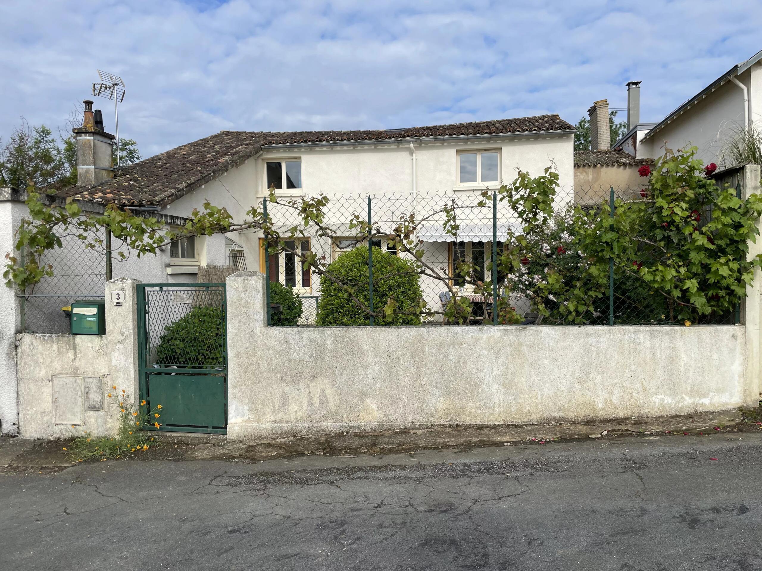 Sweet village house in Sanxay, Poitou-Charentes – France – BVI84549