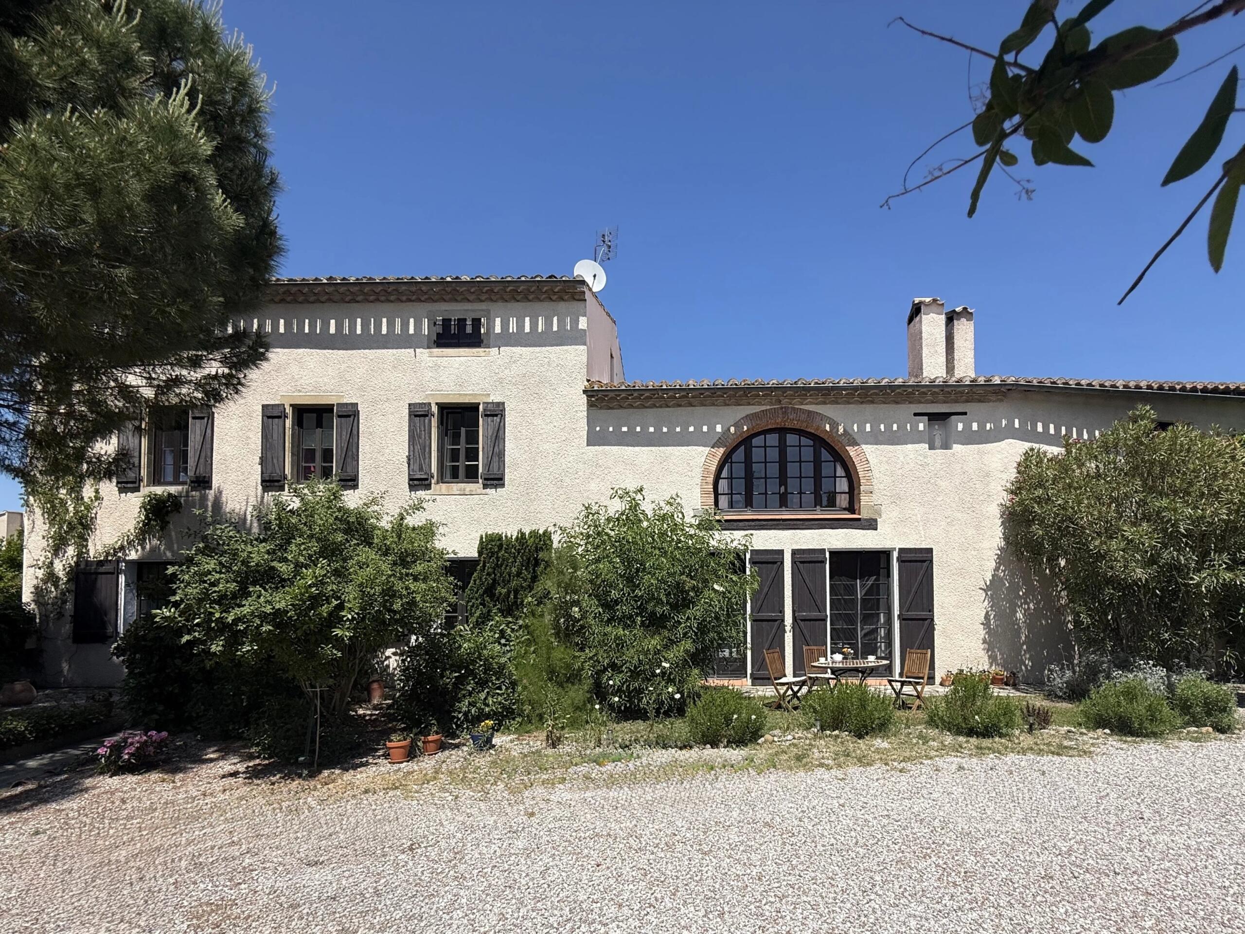Character property with pool and gated, walled garden, Languedoc-Roussillon – France – BVI85489