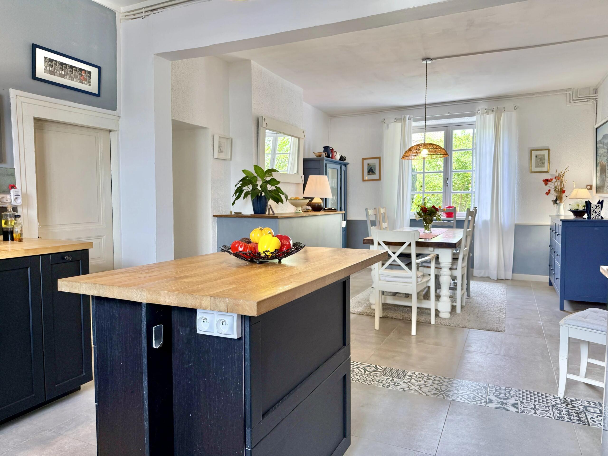 Character property with pool and gated, walled garden, Languedoc-Roussillon – France – BVI85489