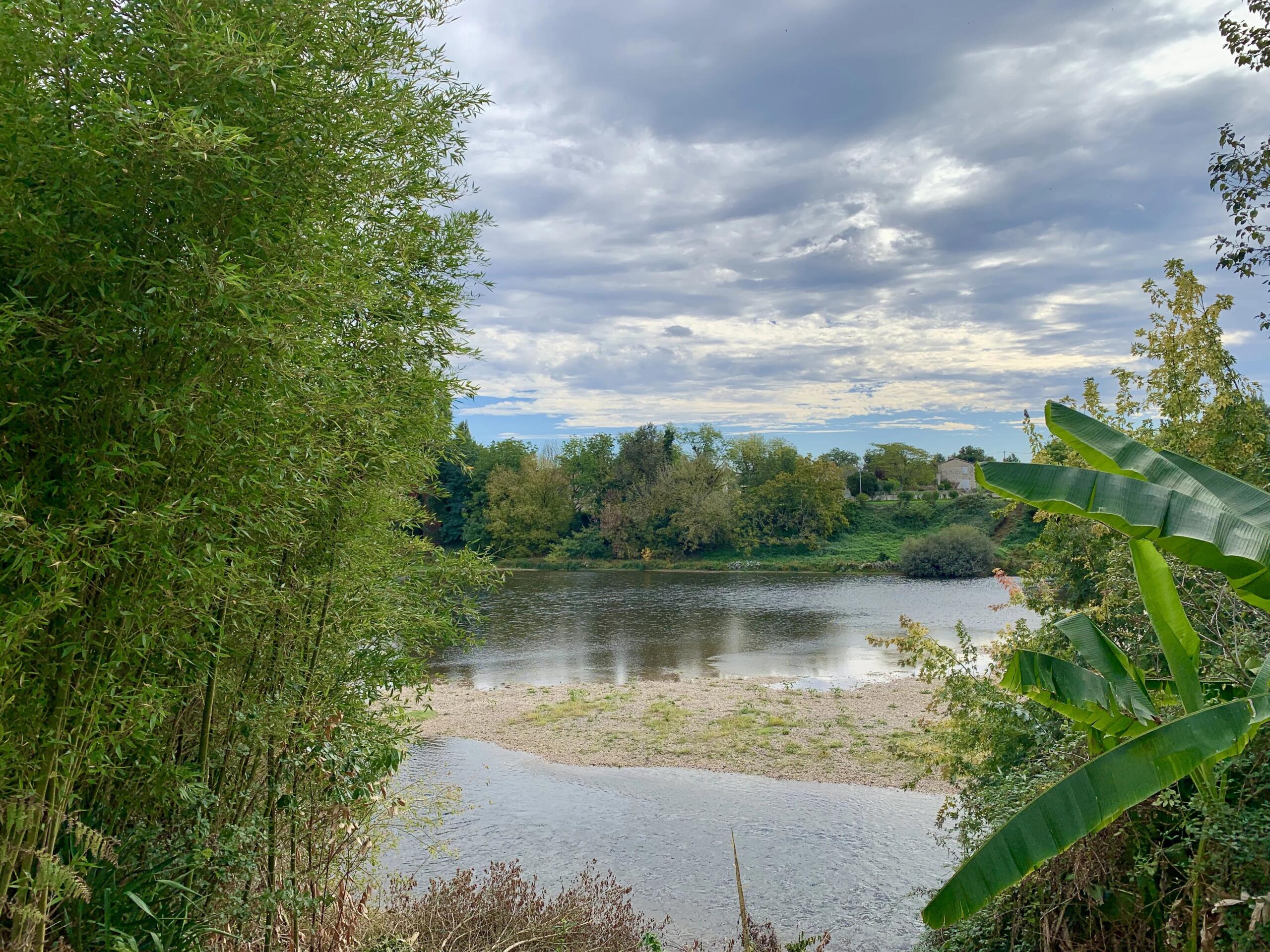 House on the banks of the Dordogne, Aquitaine – France – BVI67005