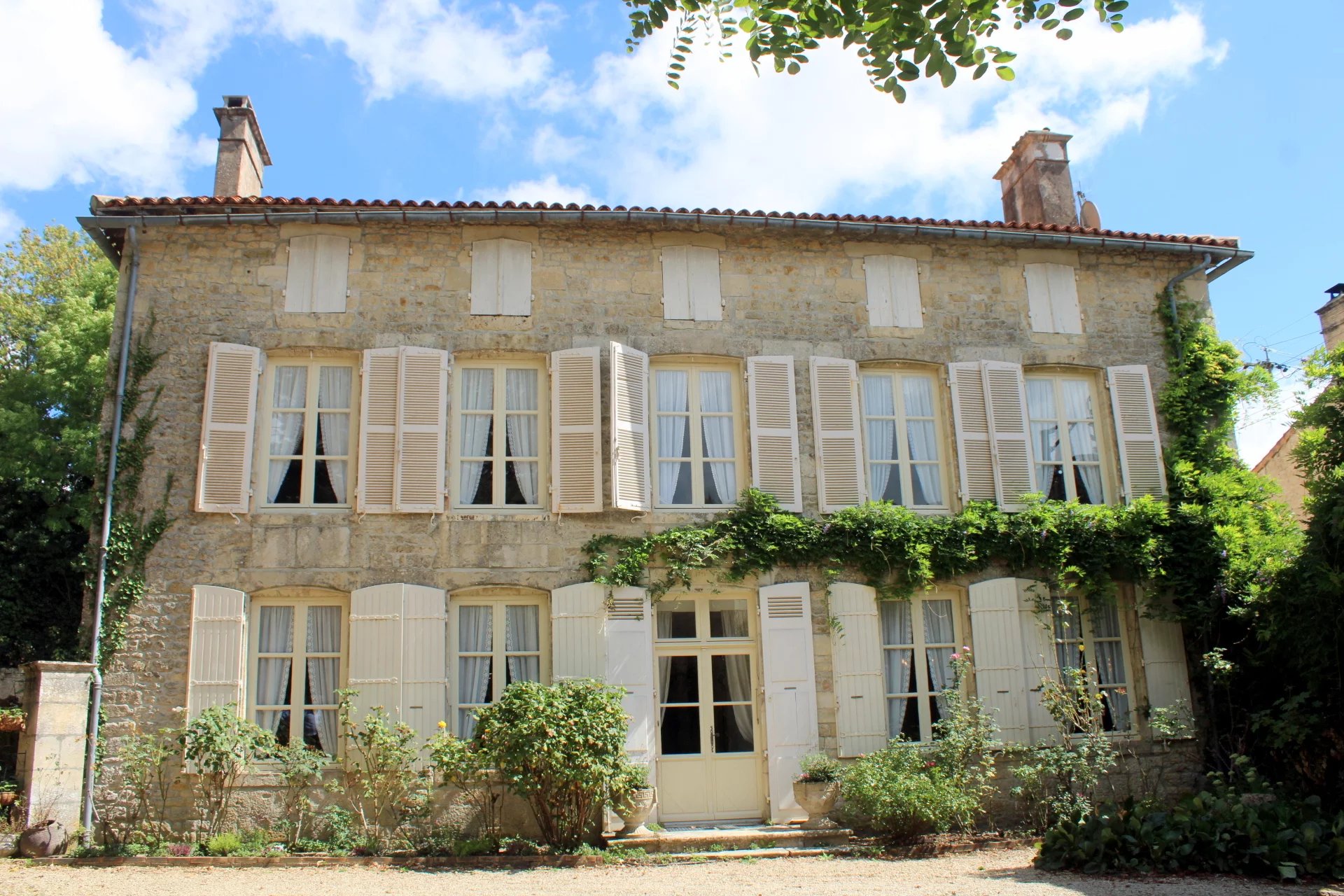 Historic manor house with heated pool and guest house, Poitou-Charentes – France – BVI85760