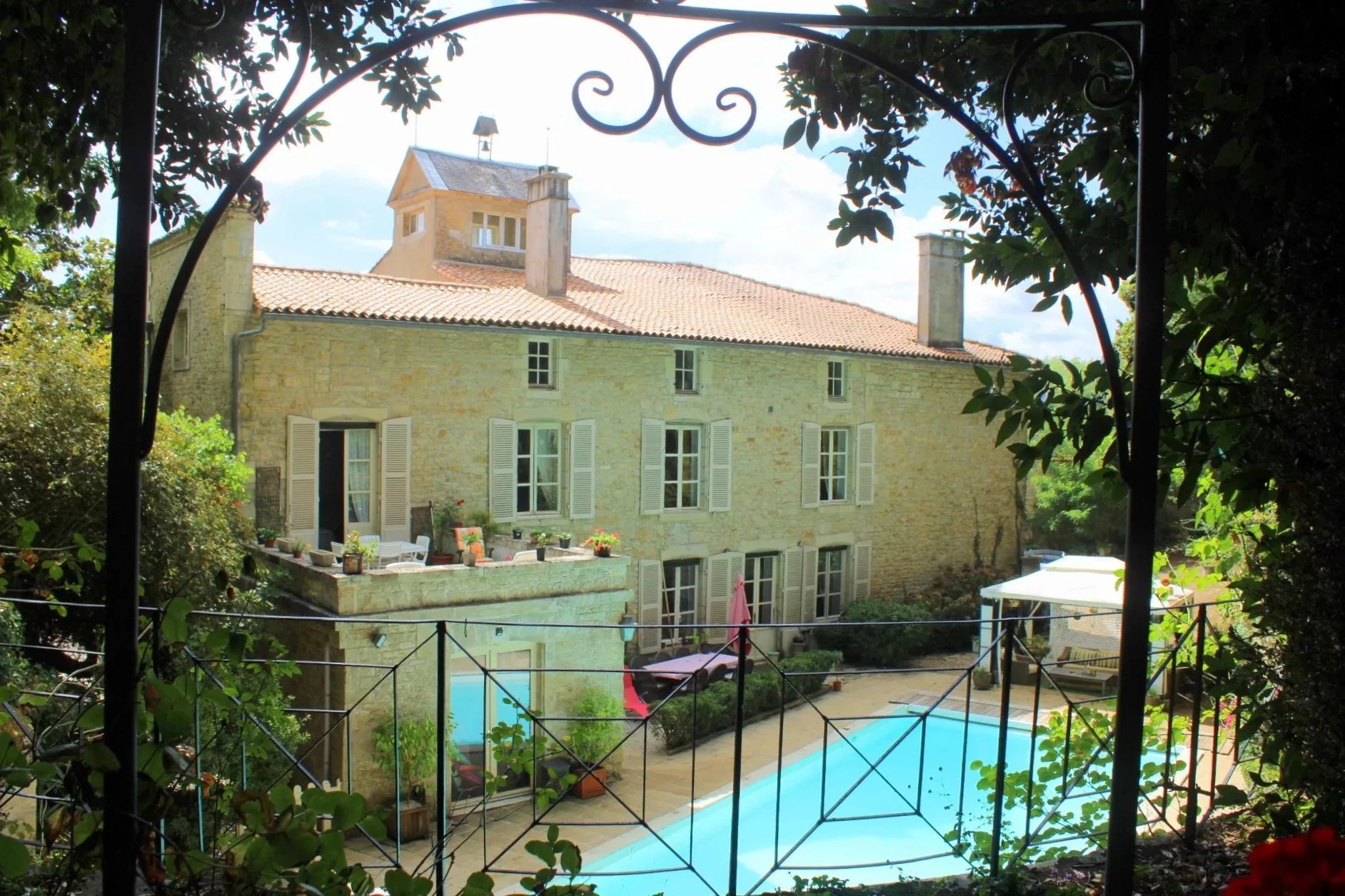 Historic manor house with heated pool and guest house, Poitou-Charentes – France – BVI85760