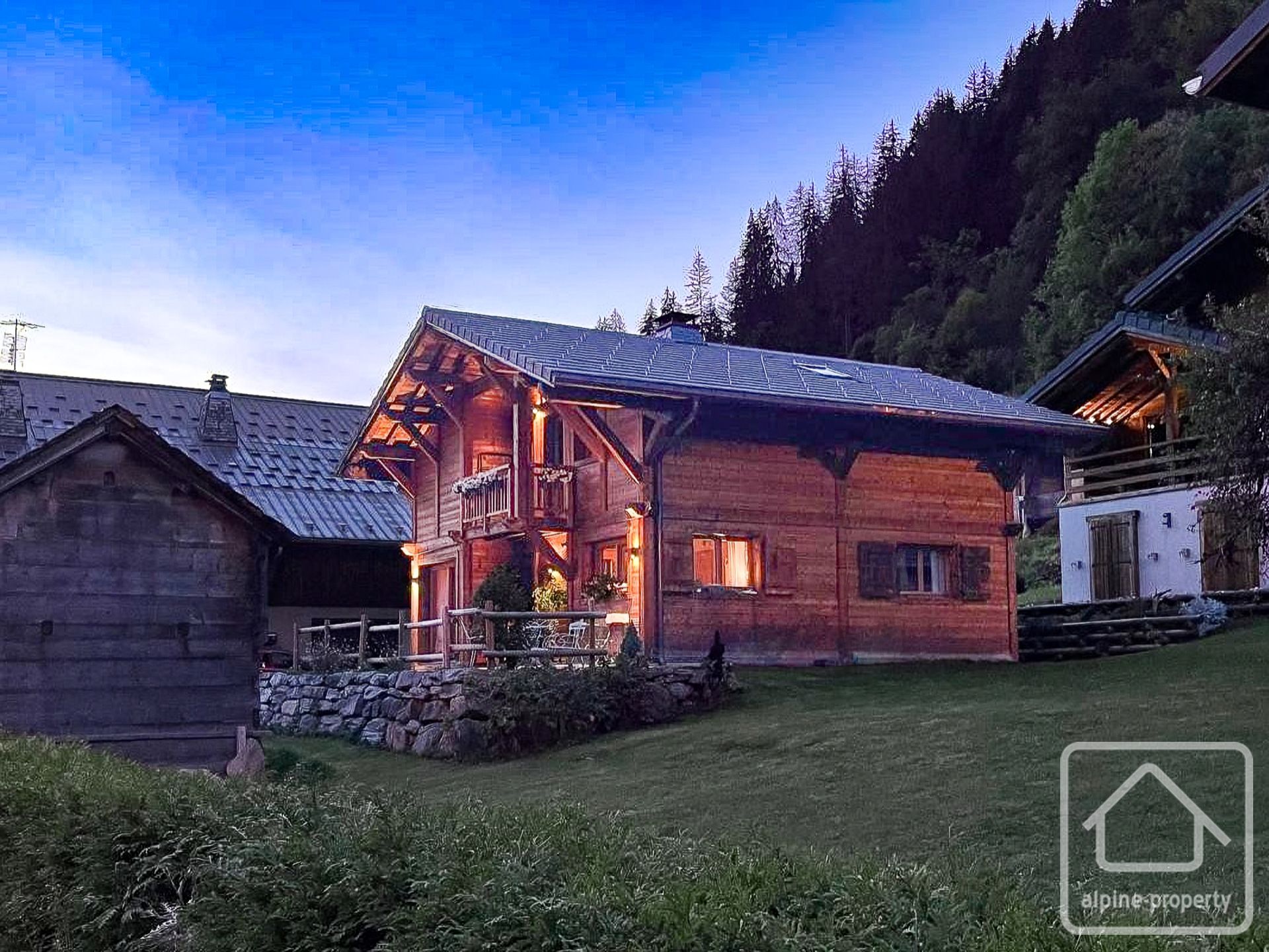 Impeccable 3 Bedroom, 2 Bathroom Recently Built Chalet With Garden And Parking, Near To Morzine Town Centre – COCOON